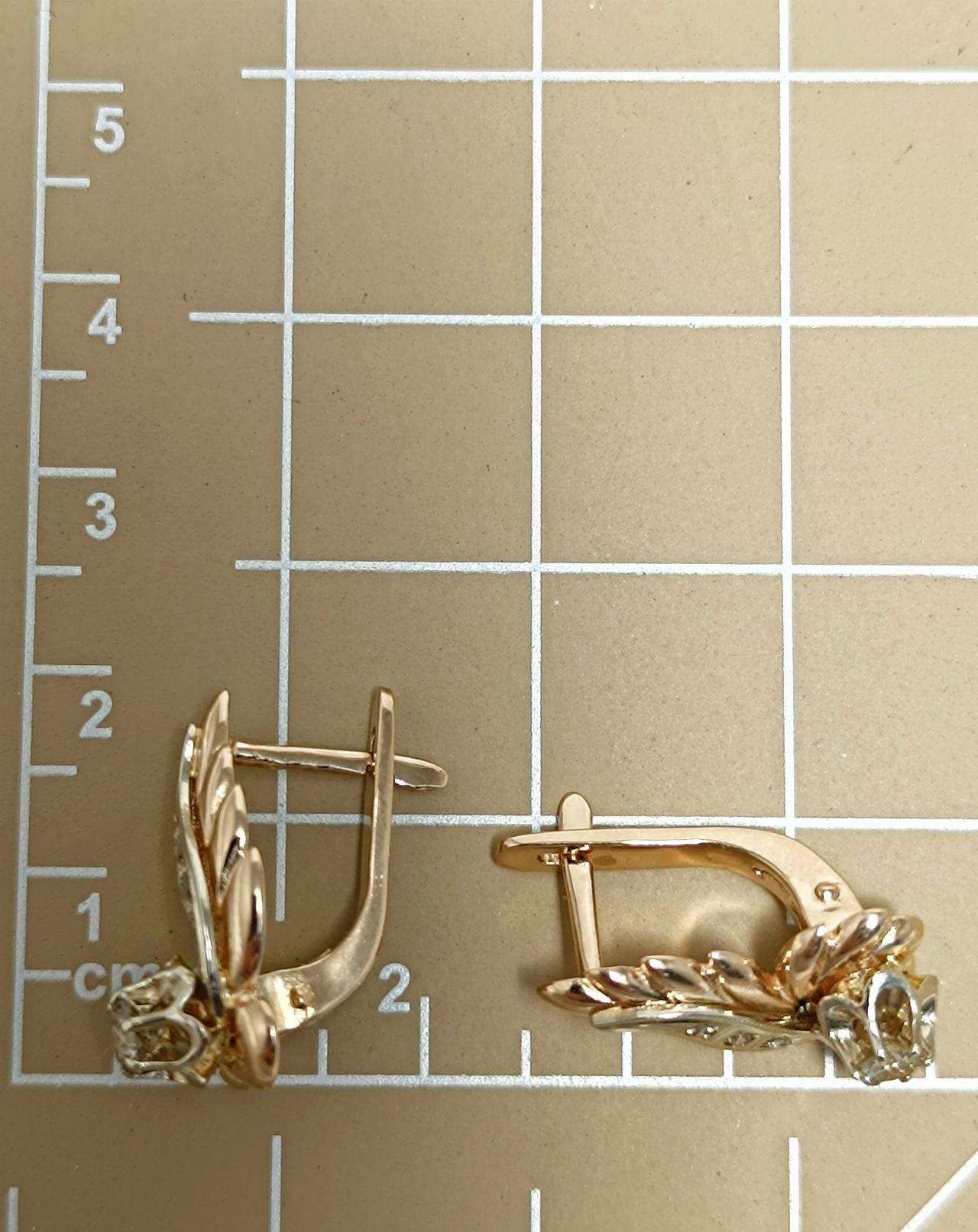 Золотые серьги, вставка бриллиант