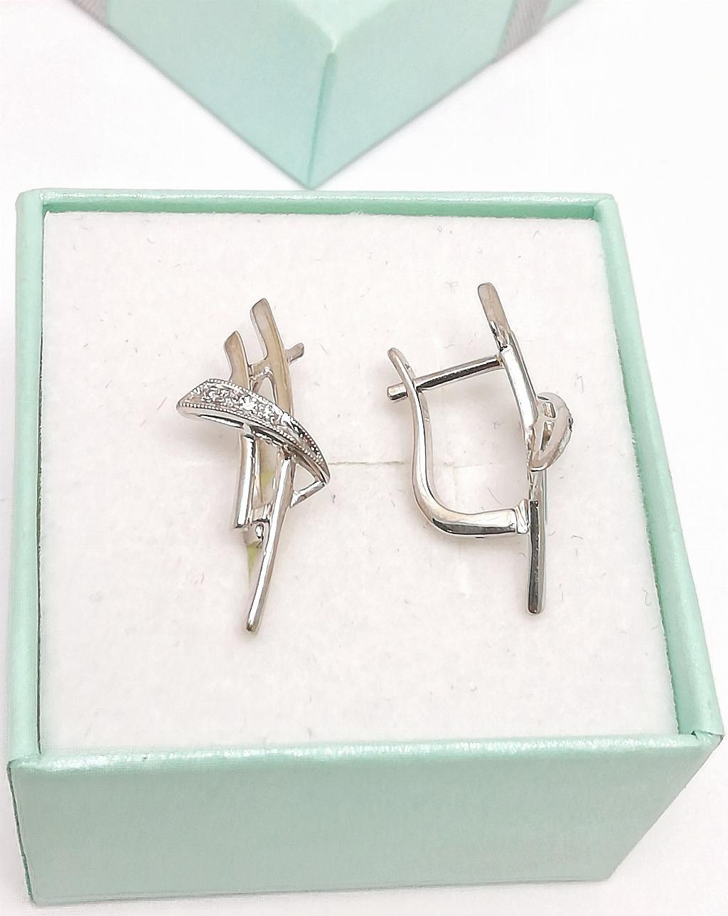 Золотые серьги, вставка бриллиант