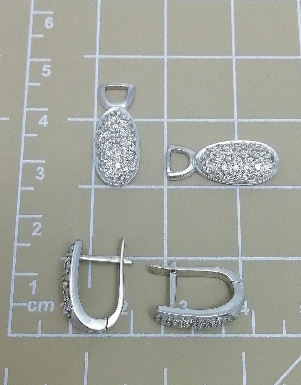 Золотые серьги, вставка бриллиант