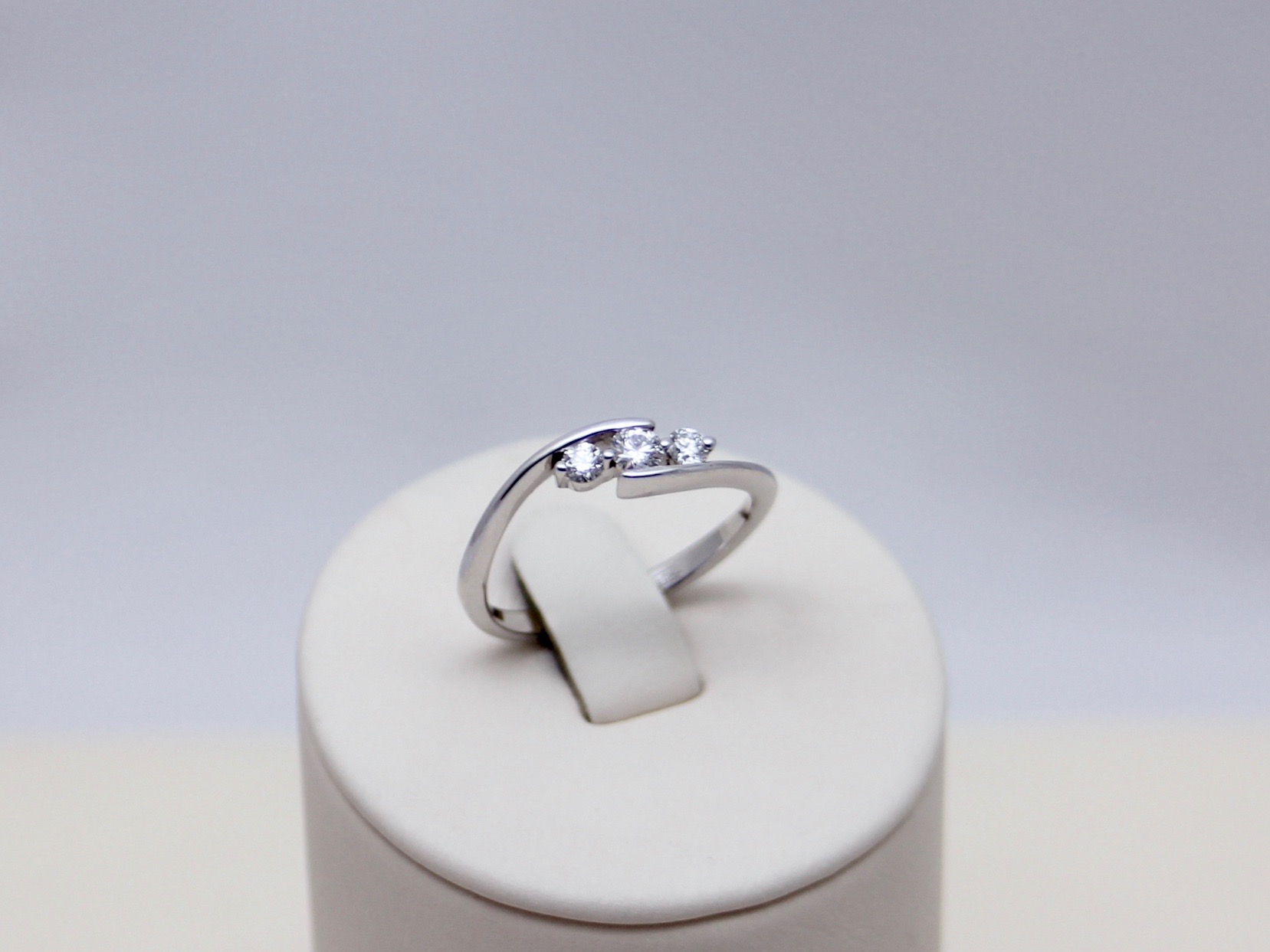 Золотое кольцо женское, вставка бриллиант