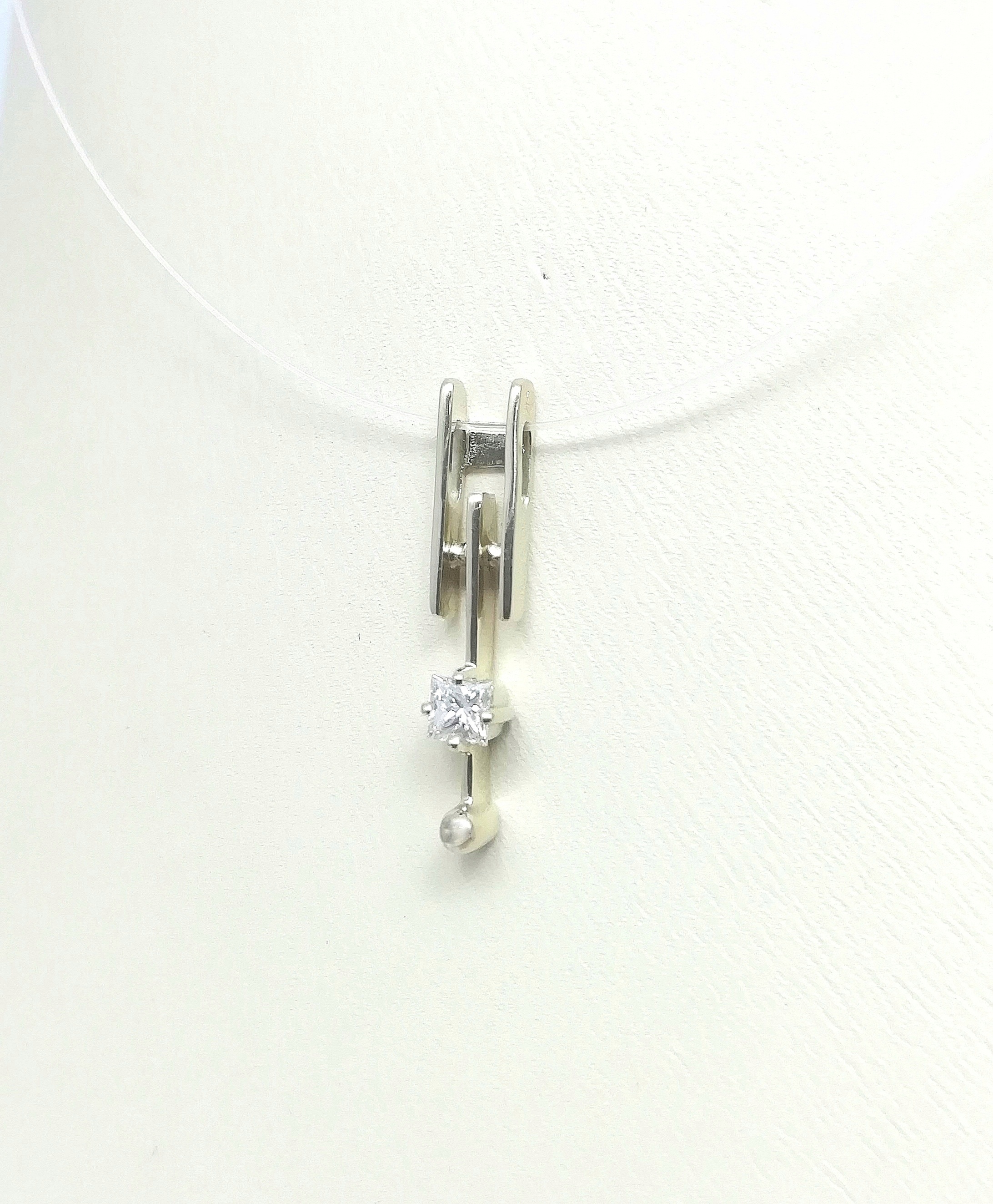 Золотая подвеска, вставка бриллиант