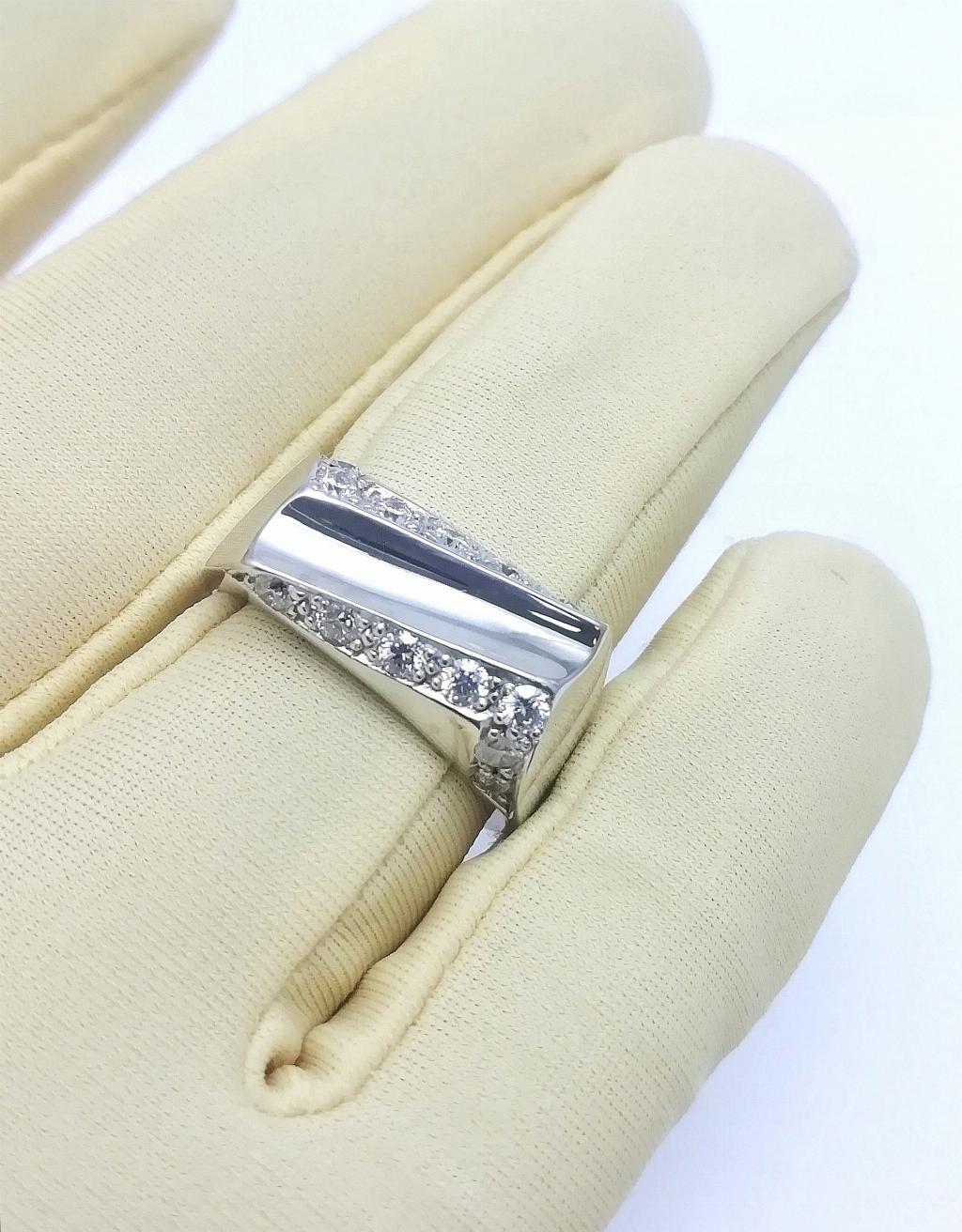 Золотое кольцо, вставка бриллиант