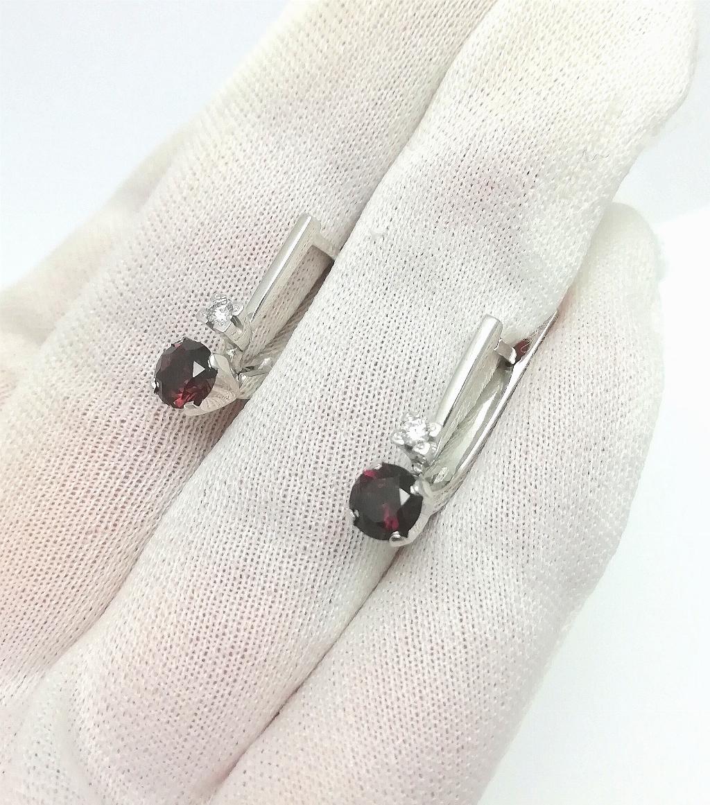 Серьги женские классические, вставка бриллиант