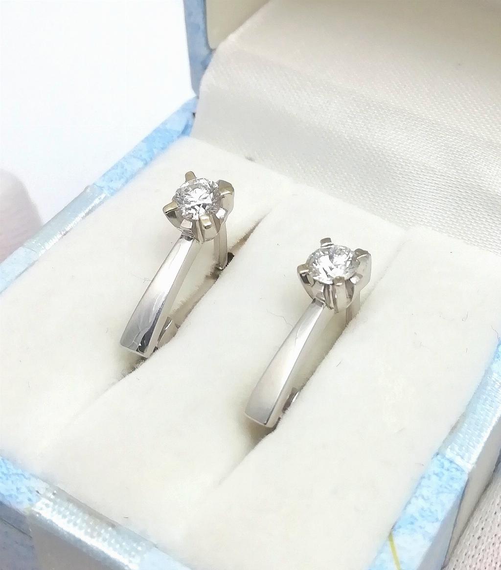 Серьги классические женские гладкие, вставка бриллиант