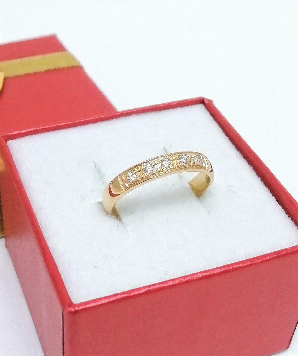 Золотое кольцо дорожка, вставка бриллиант