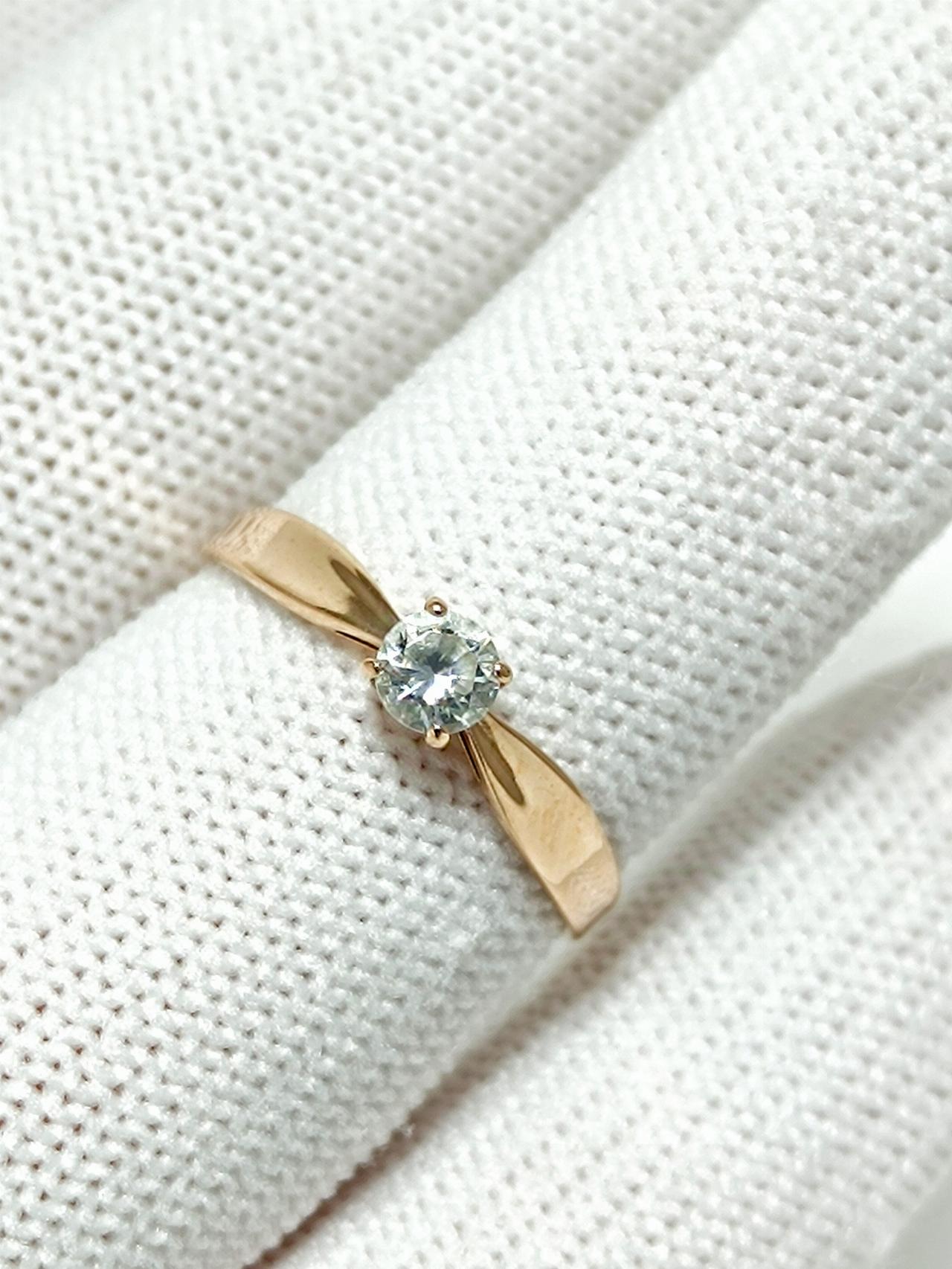 Золотое кольцо женское, вставка фианит