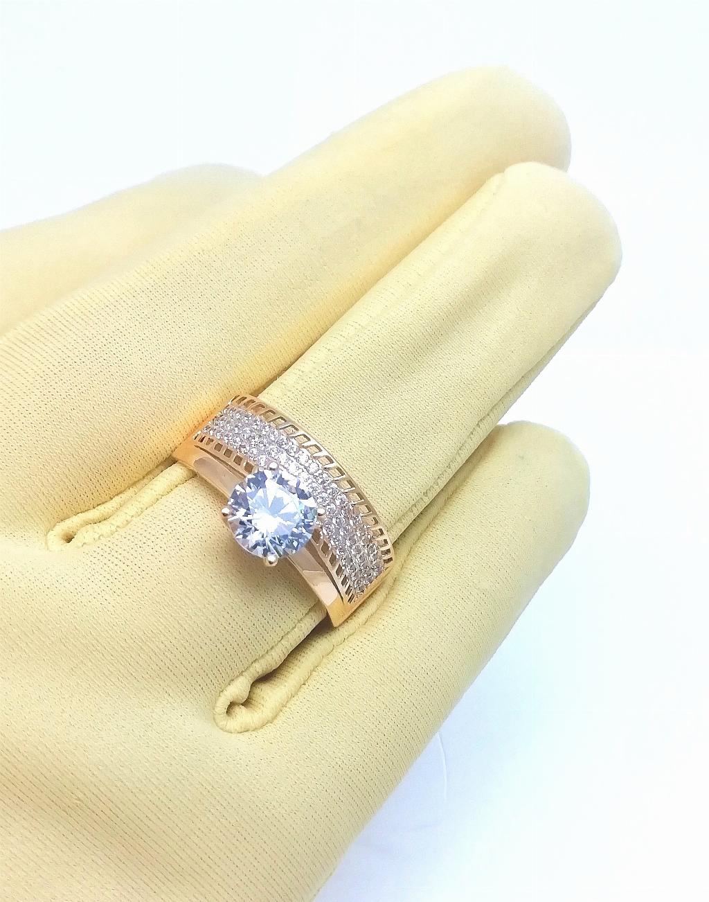 Золотое кольцо широкое, вставка фианит