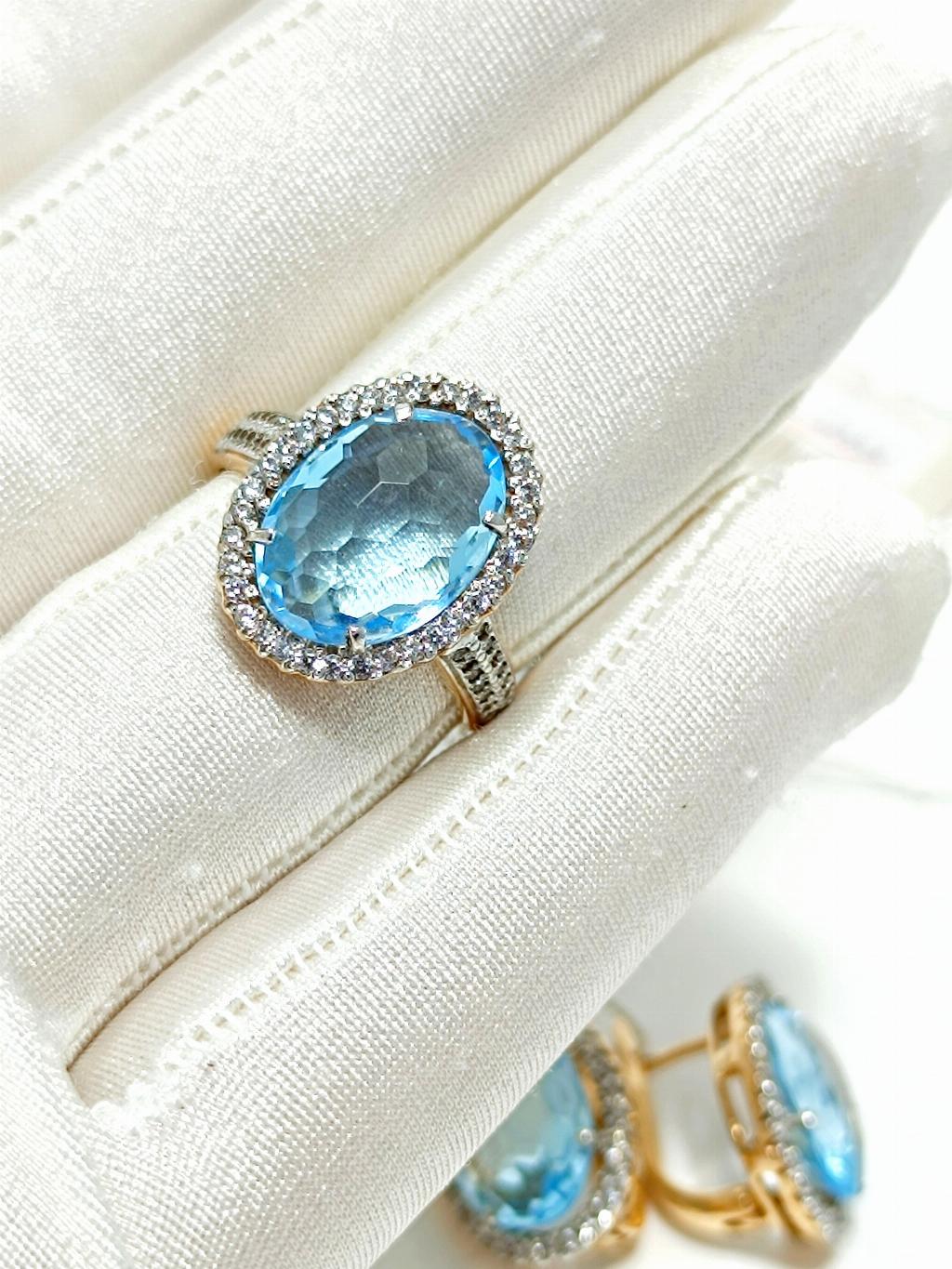 Золотое кольцо женское, вставка топаз