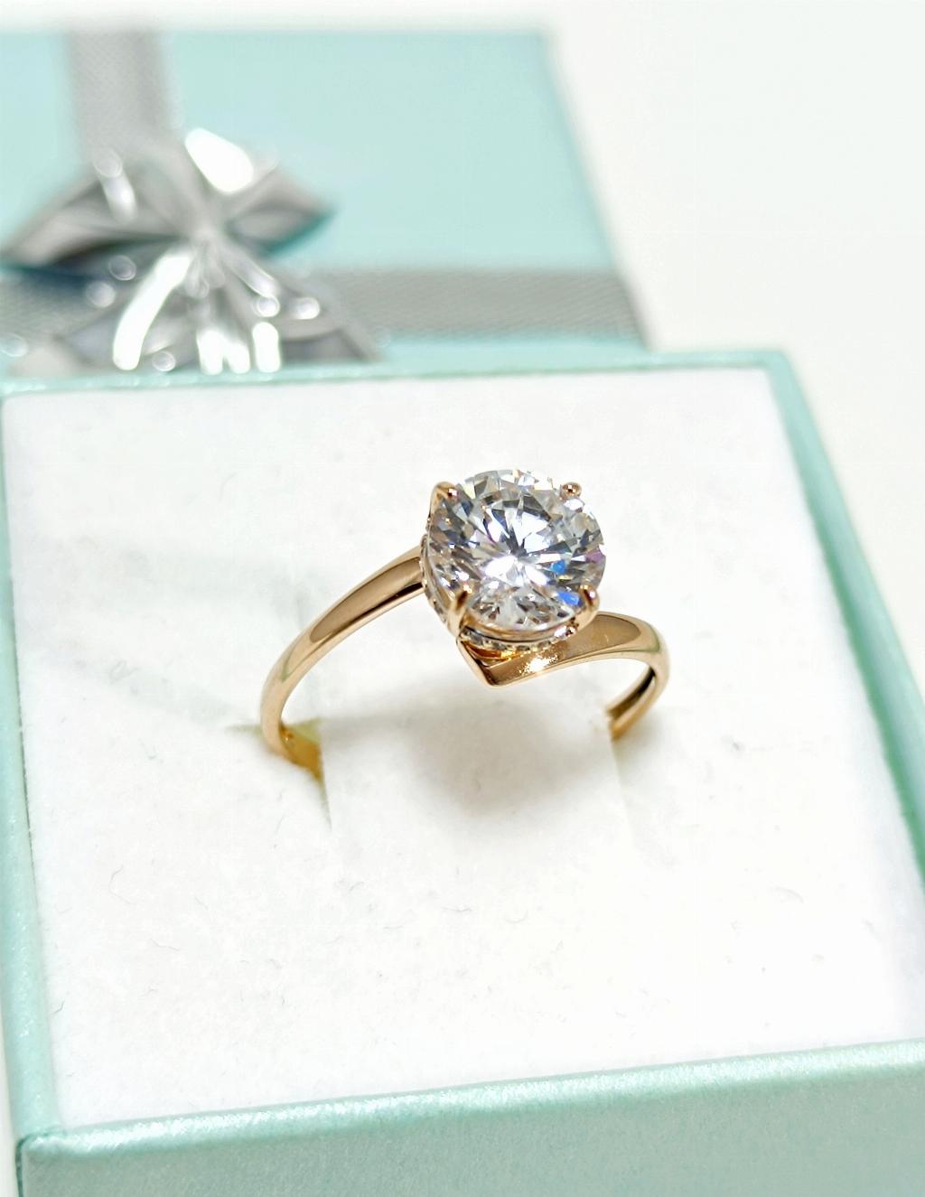 Золотое кольцо женское, вставка фианит