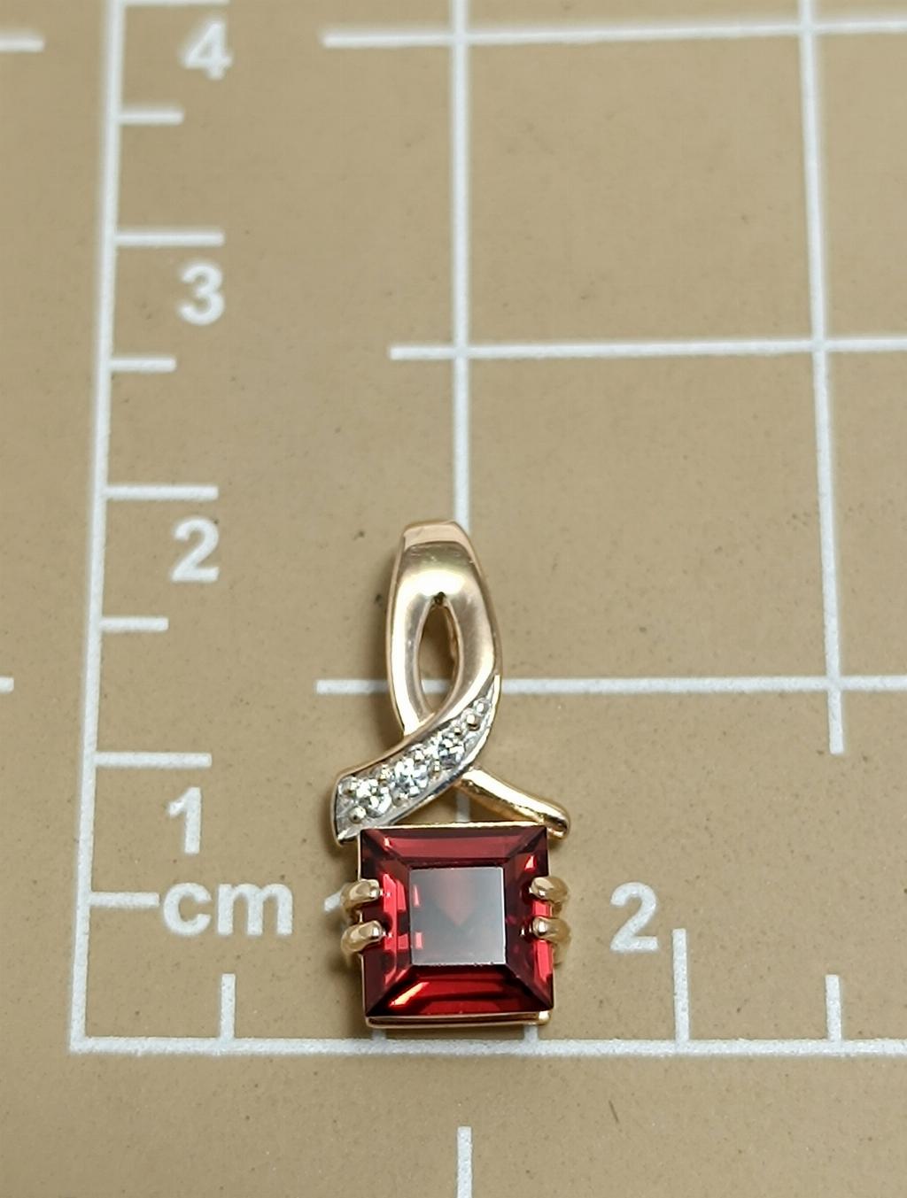 Золотая подвеска женская, вставка фианит