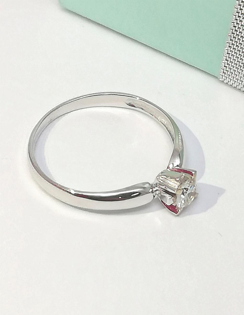 Золотое кольцо, вставка бриллиант