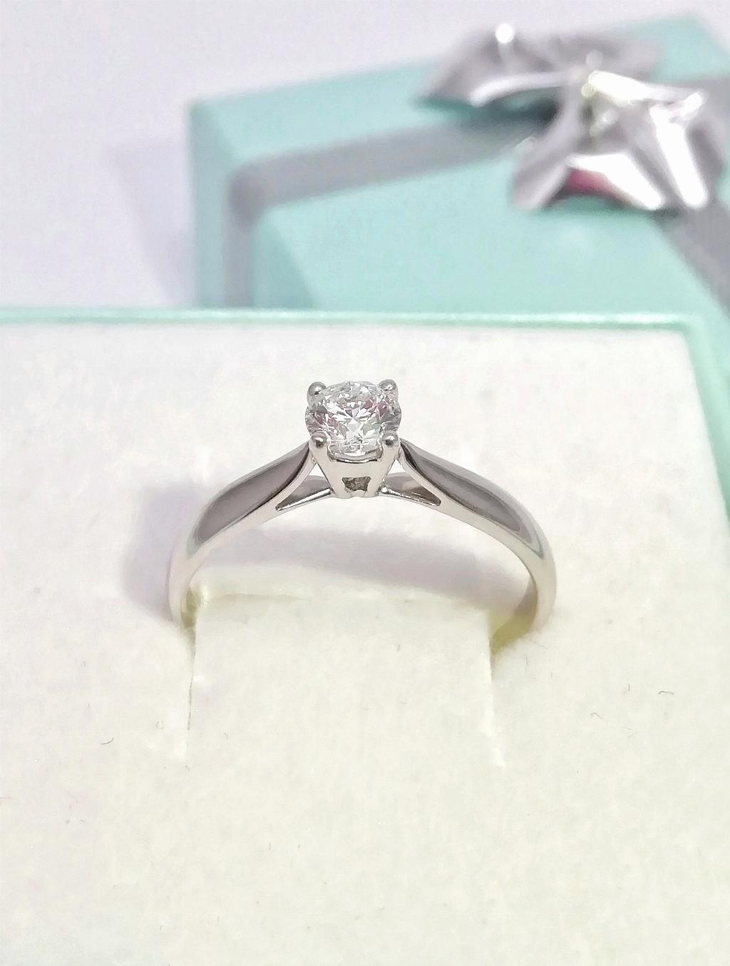 Золотое кольцо, вставка бриллиант