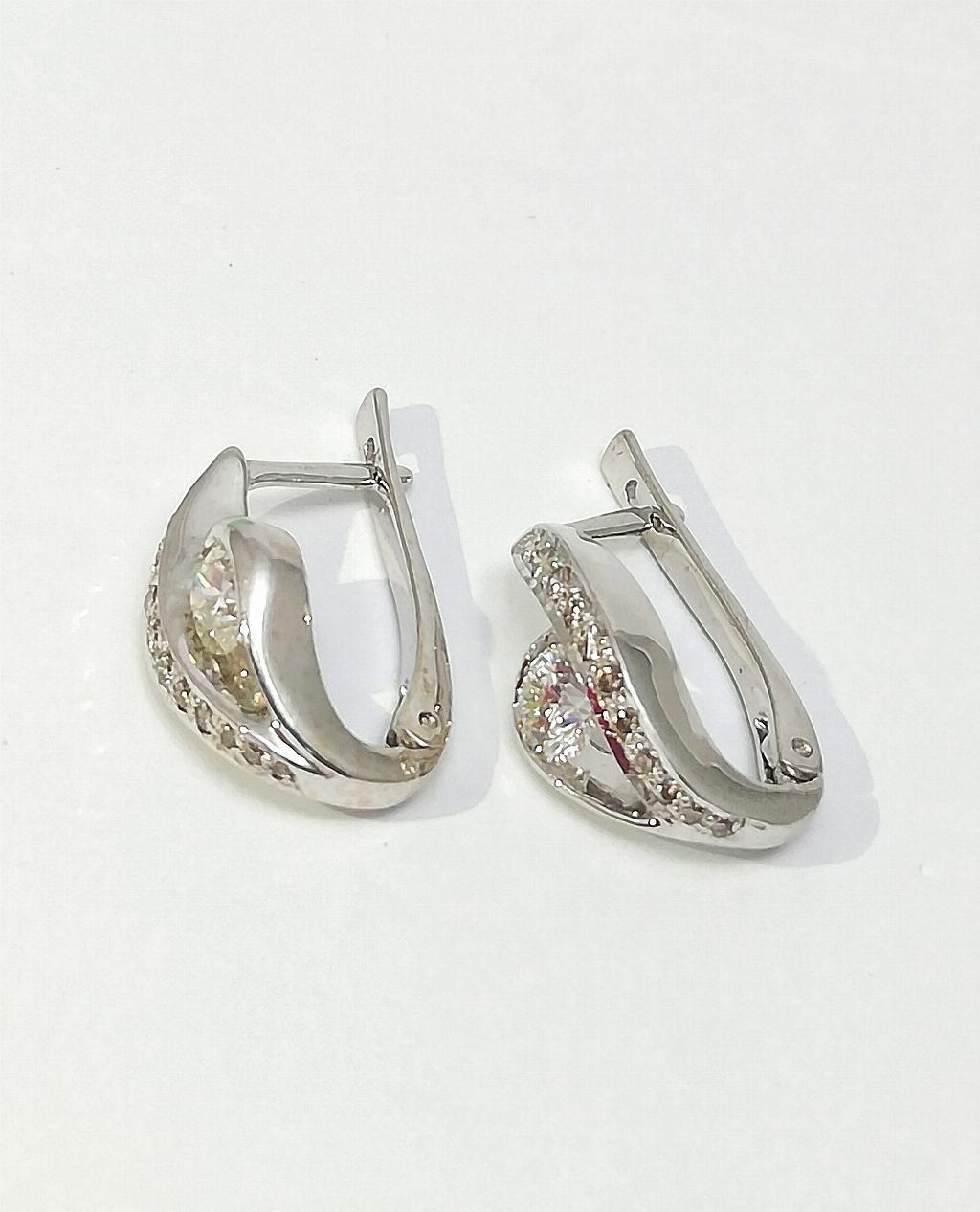 Золотые серьги, вставка бриллиант