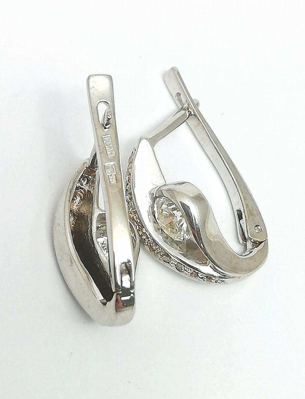 Золотые серьги, вставка бриллиант