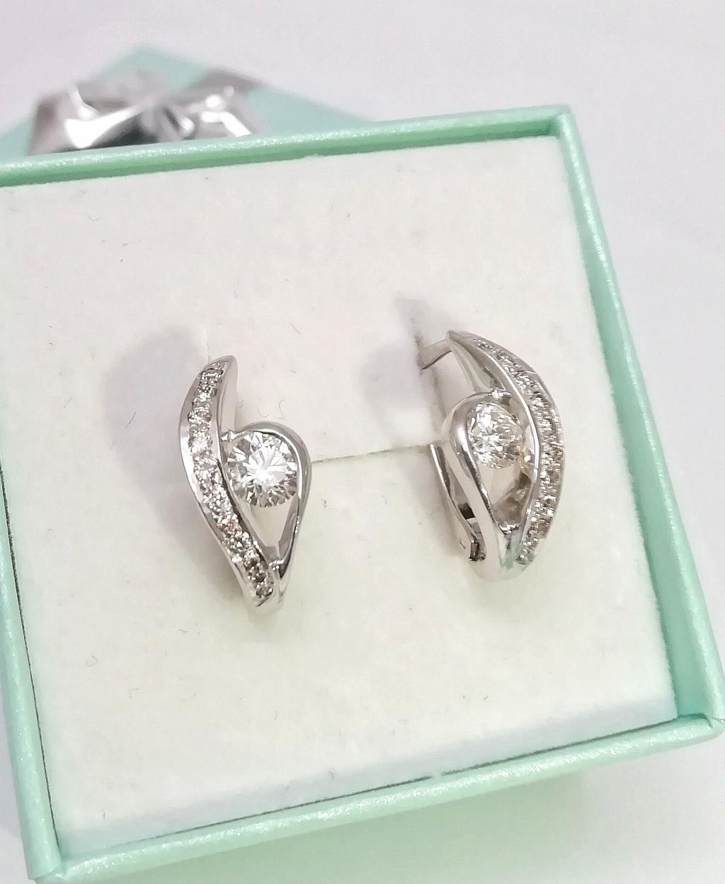 Золотые серьги, вставка бриллиант