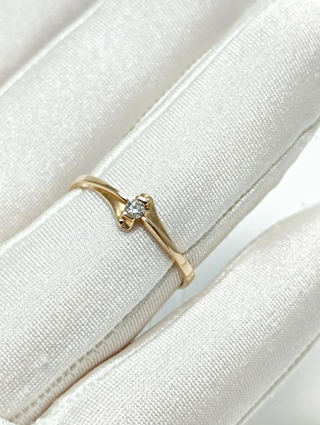 Золотое кольцо, вставка бриллиант