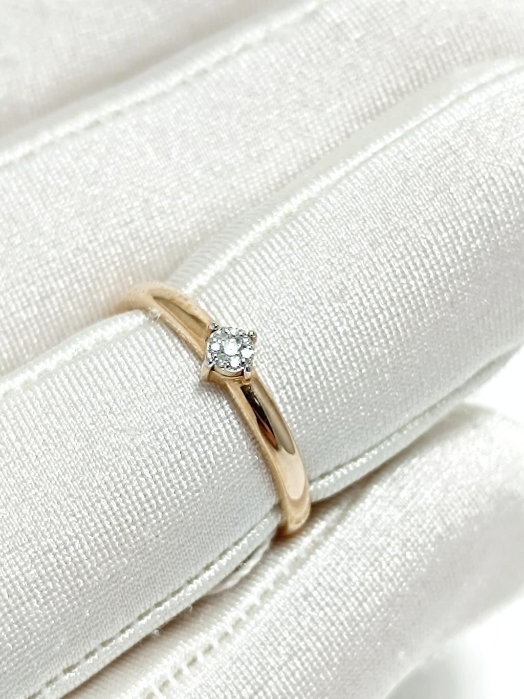 Золотое кольцо помолвочное, вставка бриллиант