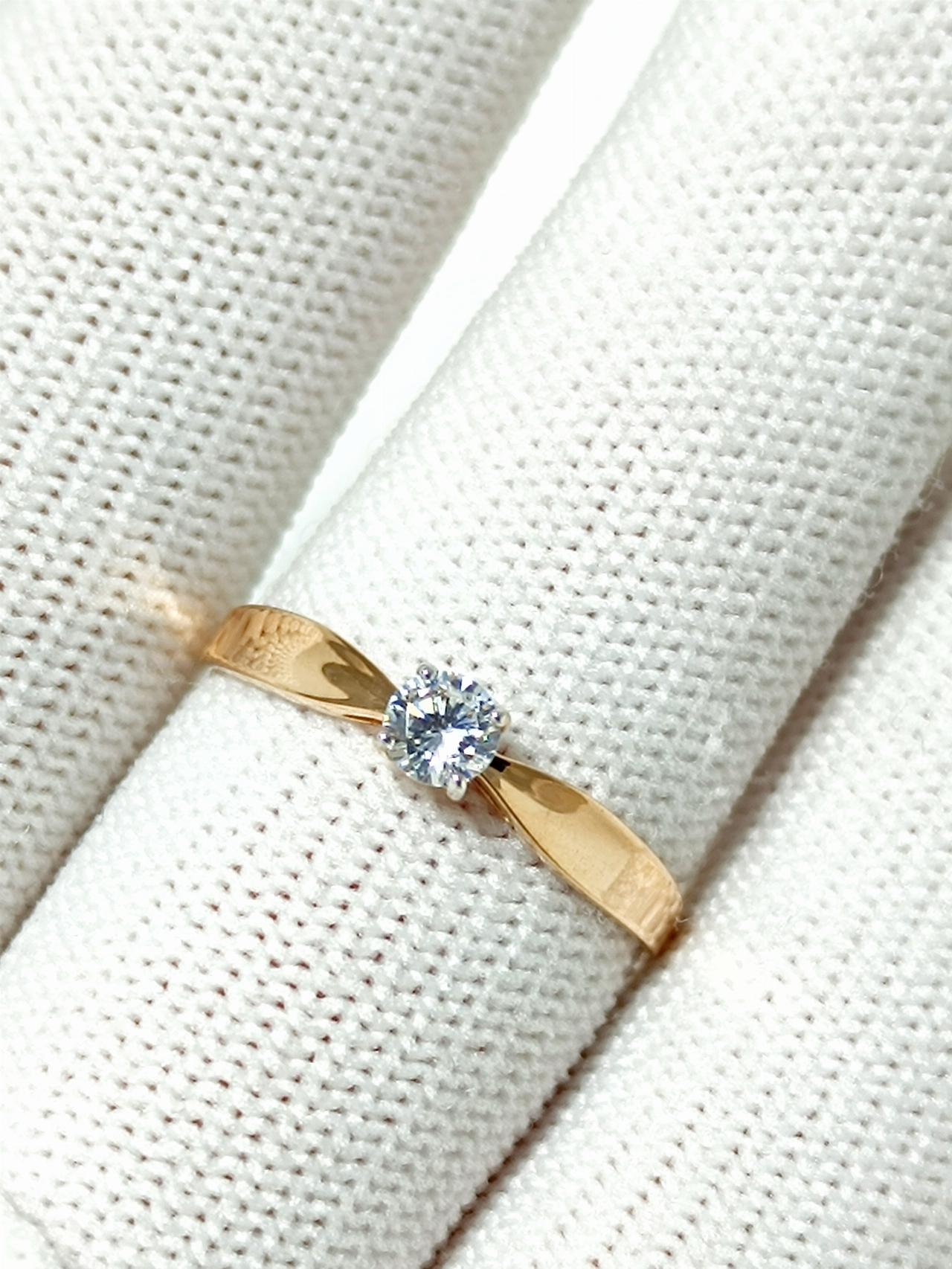 Золотое кольцо женское, вставка фианит