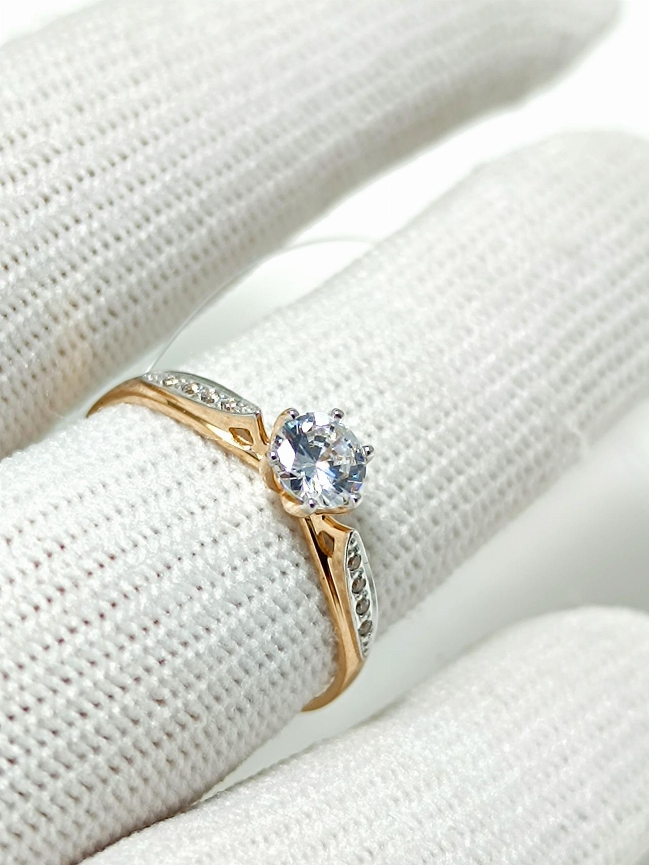 Золотое кольцо женское, вставка фианит