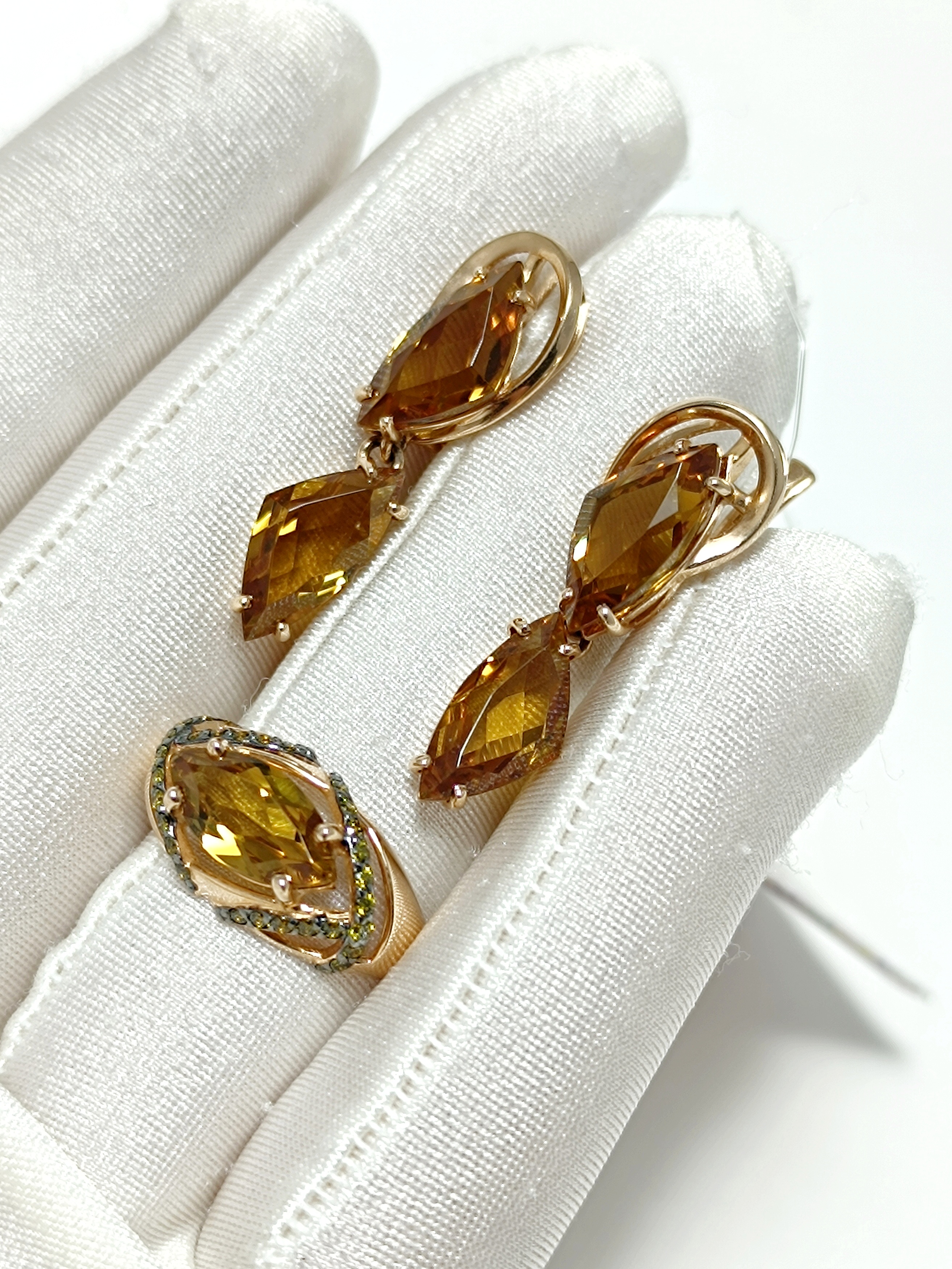 КОМПЛЕКТ: ЗОЛОТЫЕ СЕРЬГИ И КОЛЬЦО СО ВСТАВКАМИ СУЛТАНИТ 9,19 ГРАММ