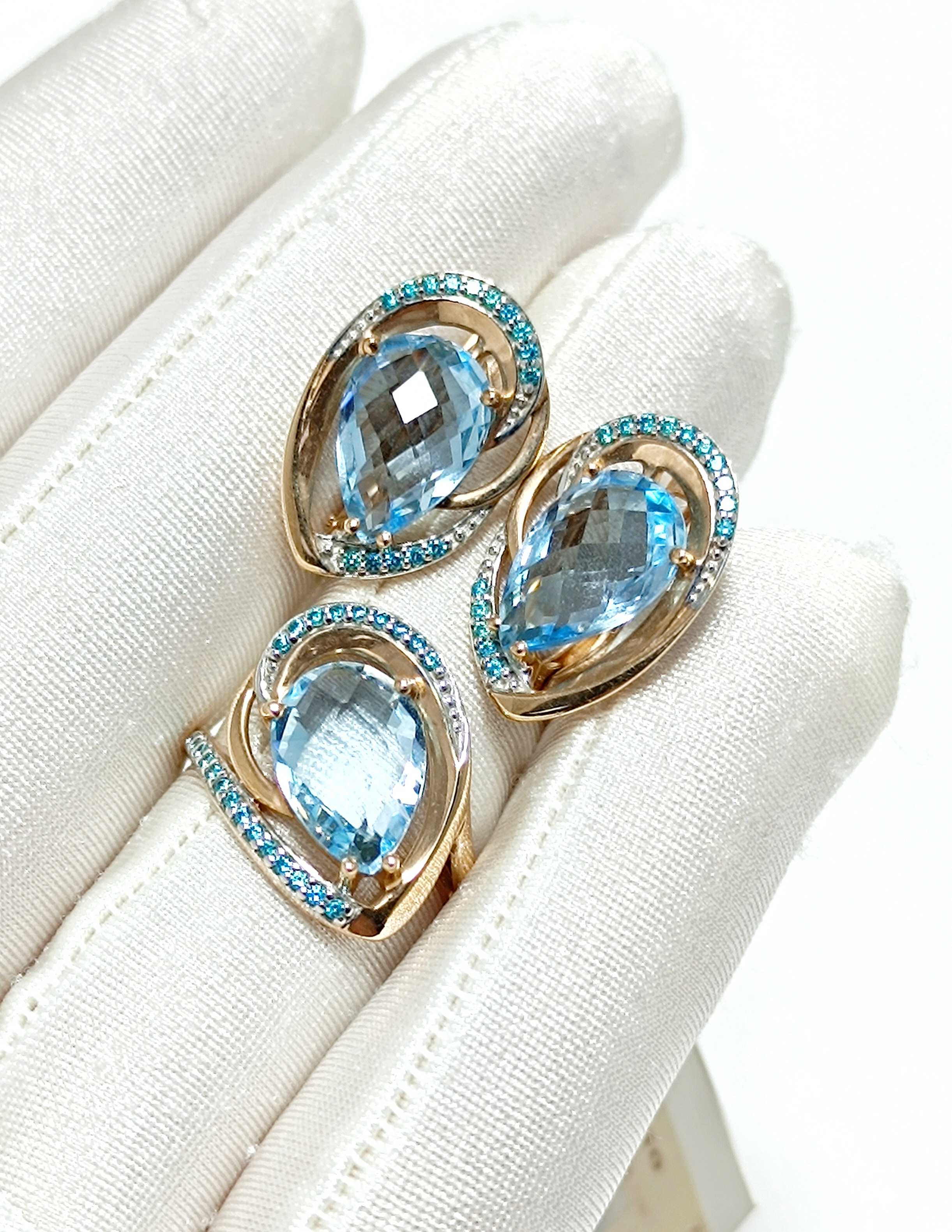 КОМПЛЕКТ: ЗОЛОТЫЕ СЕРЬГИ И КОЛЬЦО СО ВСТАВКАМИ ТОПАЗ,ФИАНИТ 9,13ГРАММ