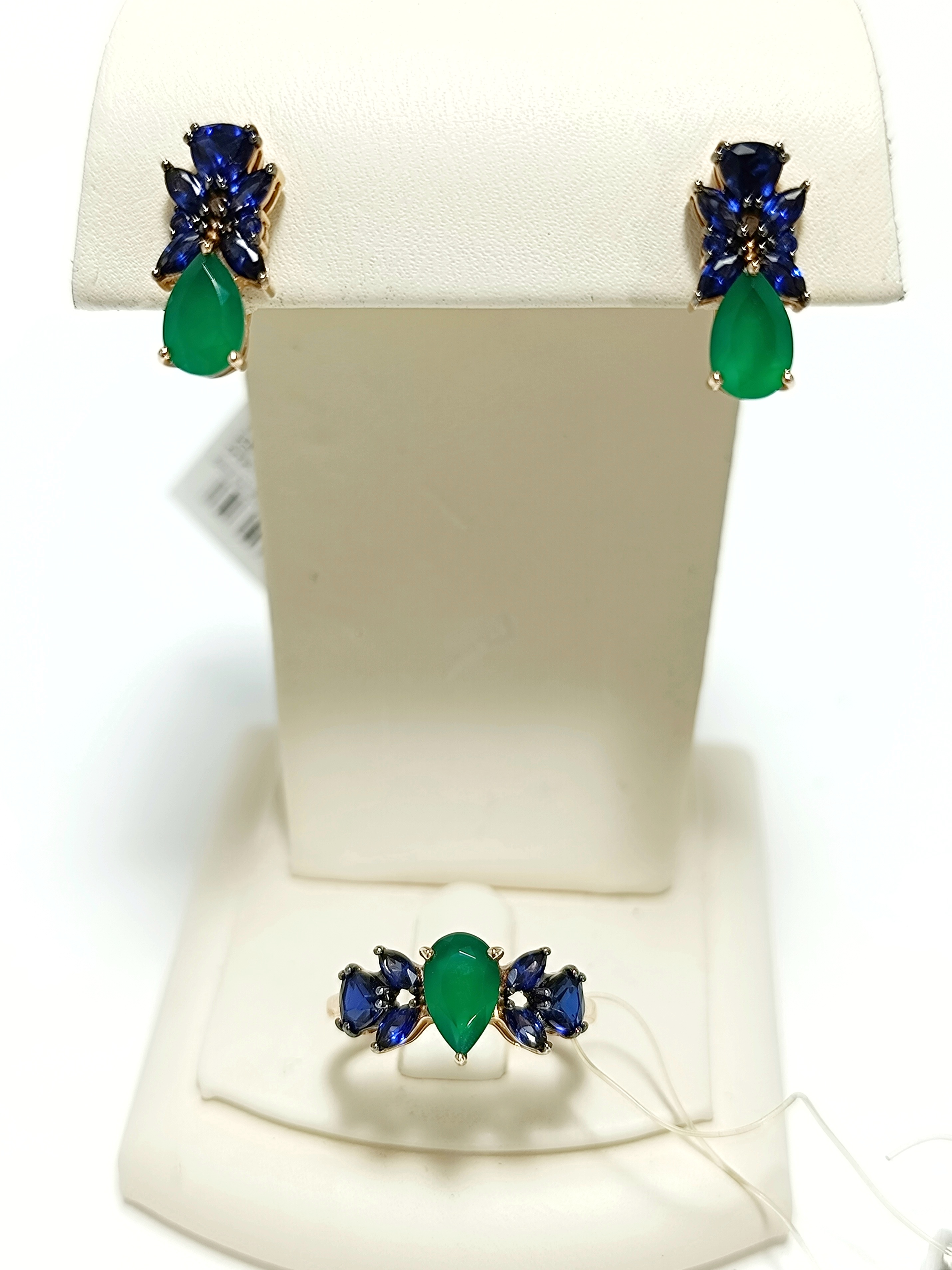 КОМПЛЕКТ: ЗОЛОТЫЕ СЕРЬГИ И КОЛЬЦО С АГАТОМ И САПФИРОМ 5,09 ГРАММ