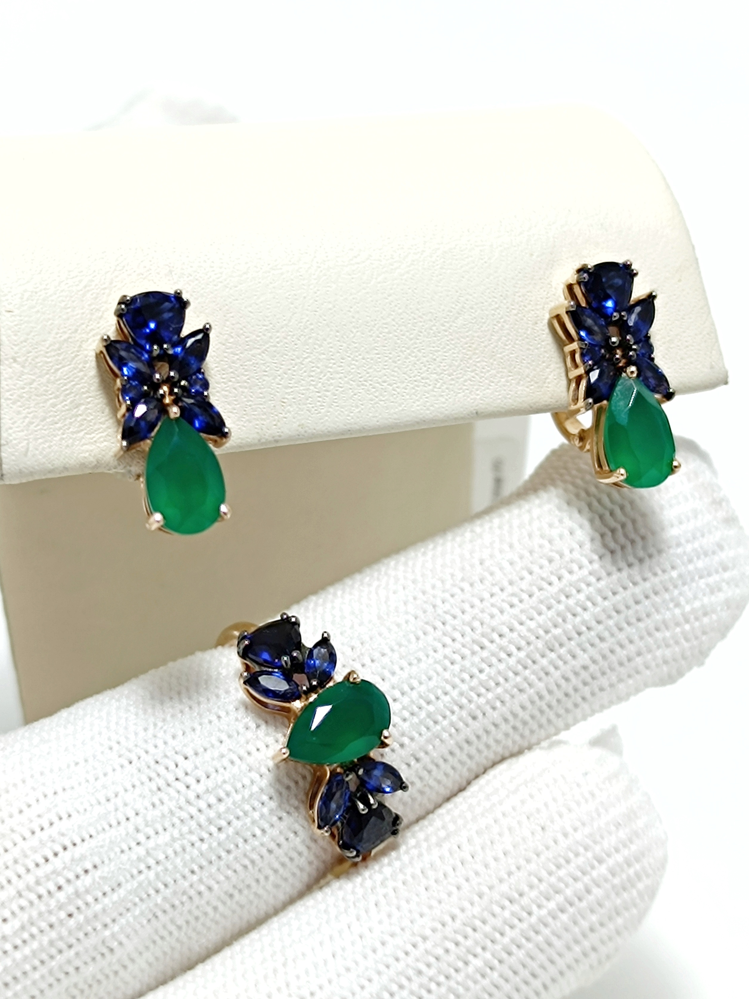 КОМПЛЕКТ: ЗОЛОТЫЕ СЕРЬГИ И КОЛЬЦО С АГАТОМ И САПФИРОМ 5,09 ГРАММ