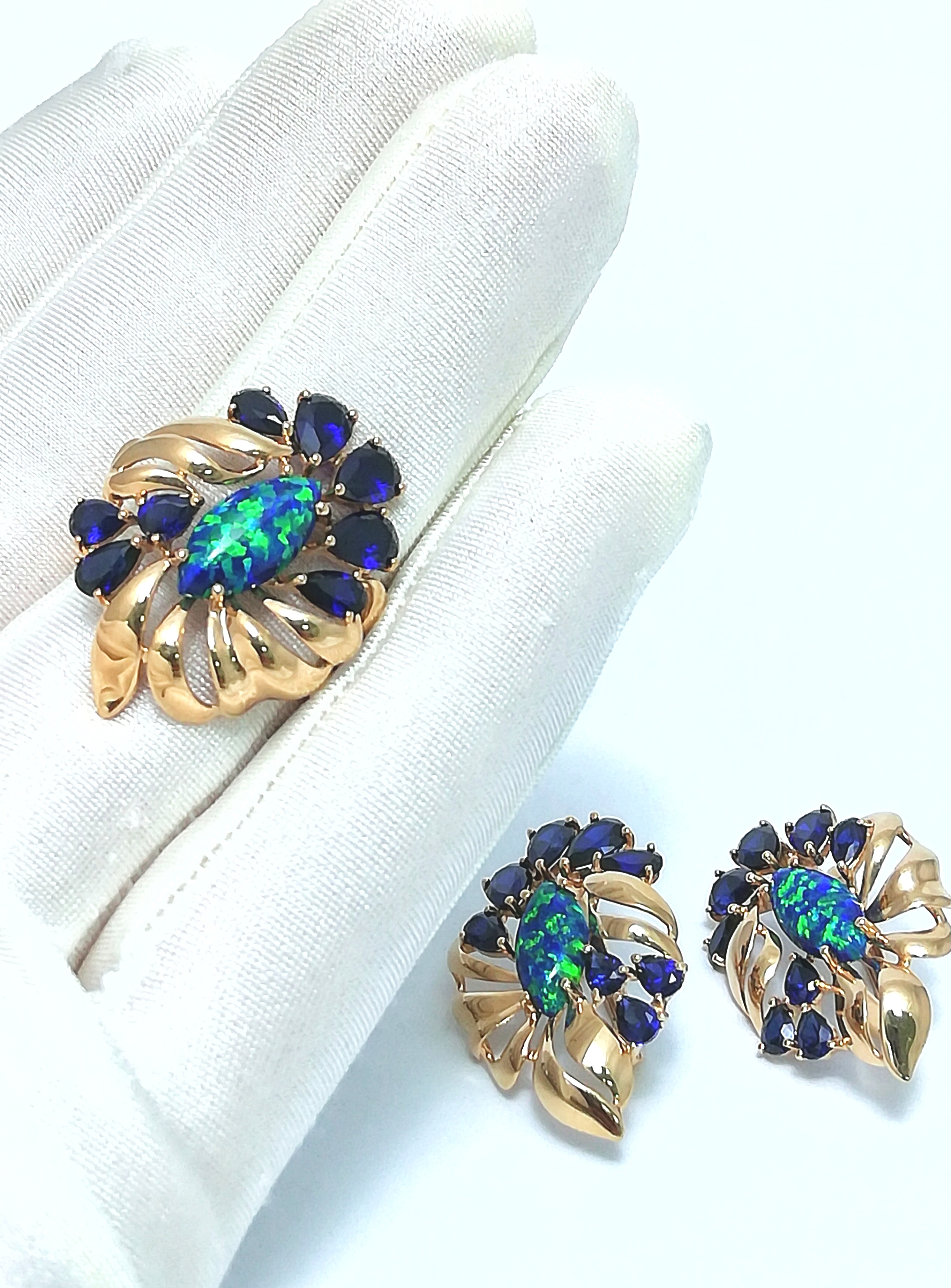 КОМПЛЕКТ: ЗОЛОТЫЕ СЕРЬГИ И КОЛЬЦО С САПФИРАМИ И ОПАЛОМ 10,65 Г