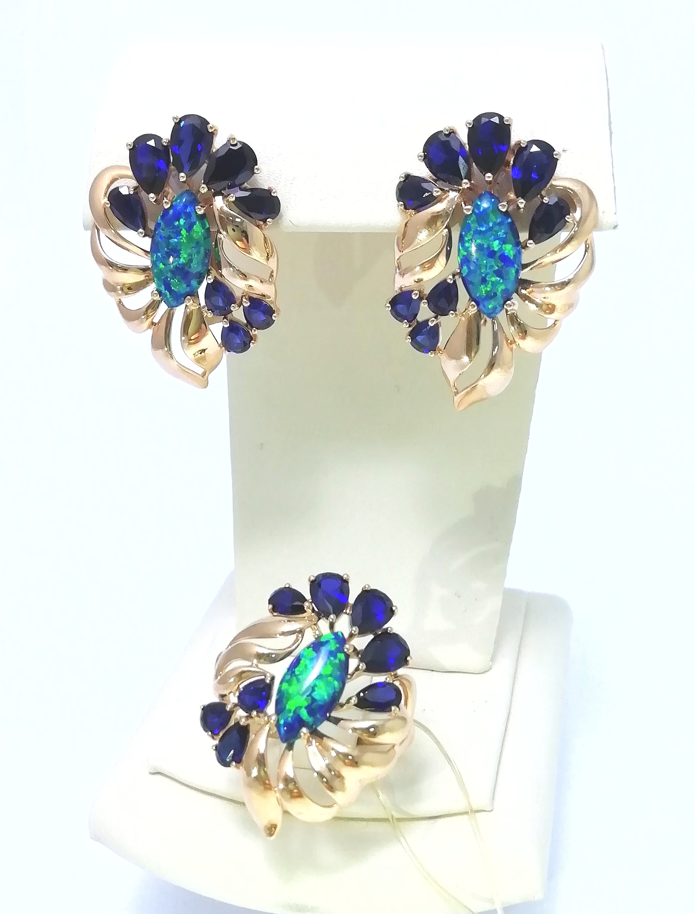 КОМПЛЕКТ: ЗОЛОТЫЕ СЕРЬГИ И КОЛЬЦО С САПФИРАМИ И ОПАЛОМ 10,65 Г