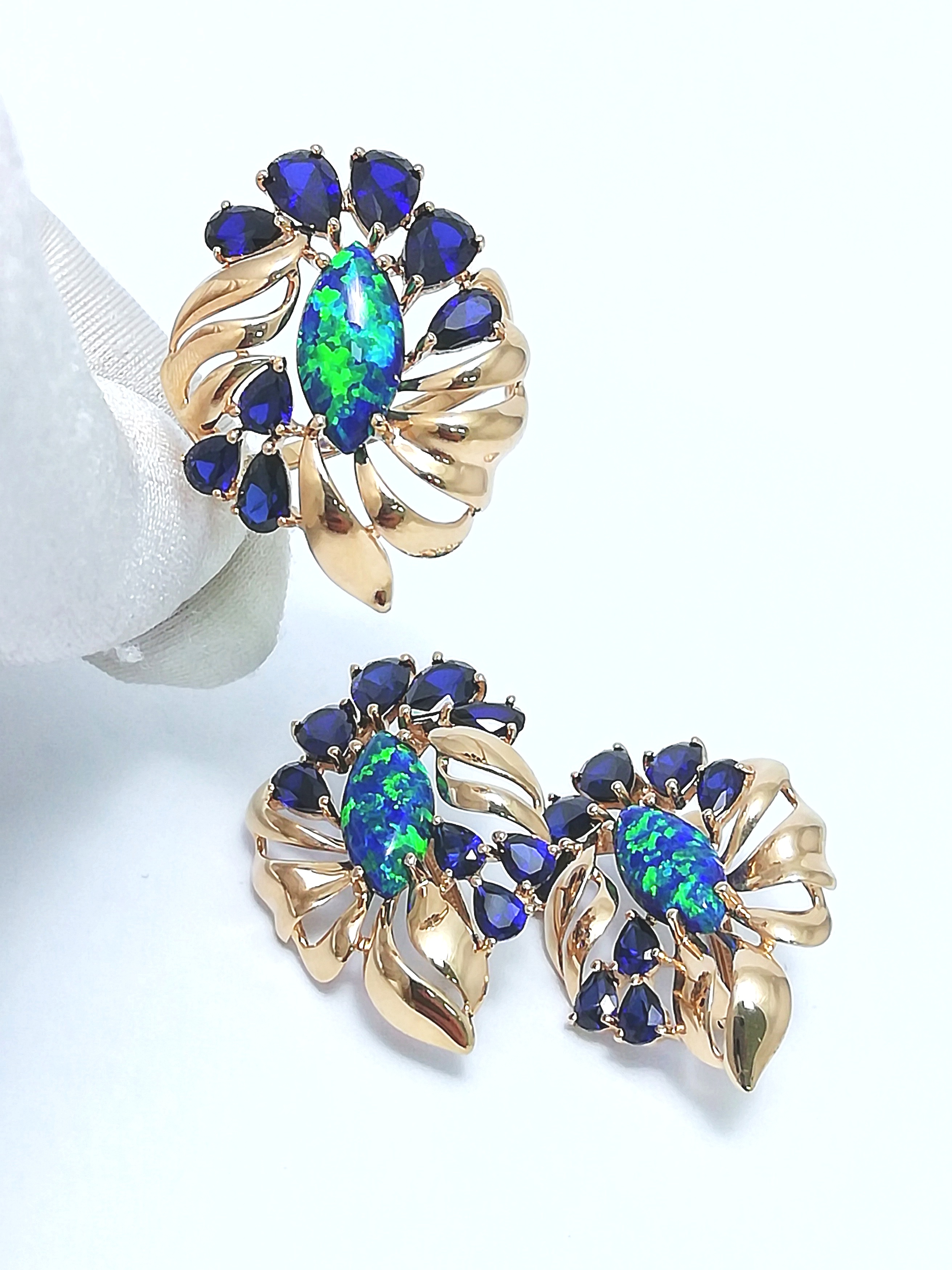 КОМПЛЕКТ: ЗОЛОТЫЕ СЕРЬГИ И КОЛЬЦО С САПФИРАМИ И ОПАЛОМ 10,65 Г