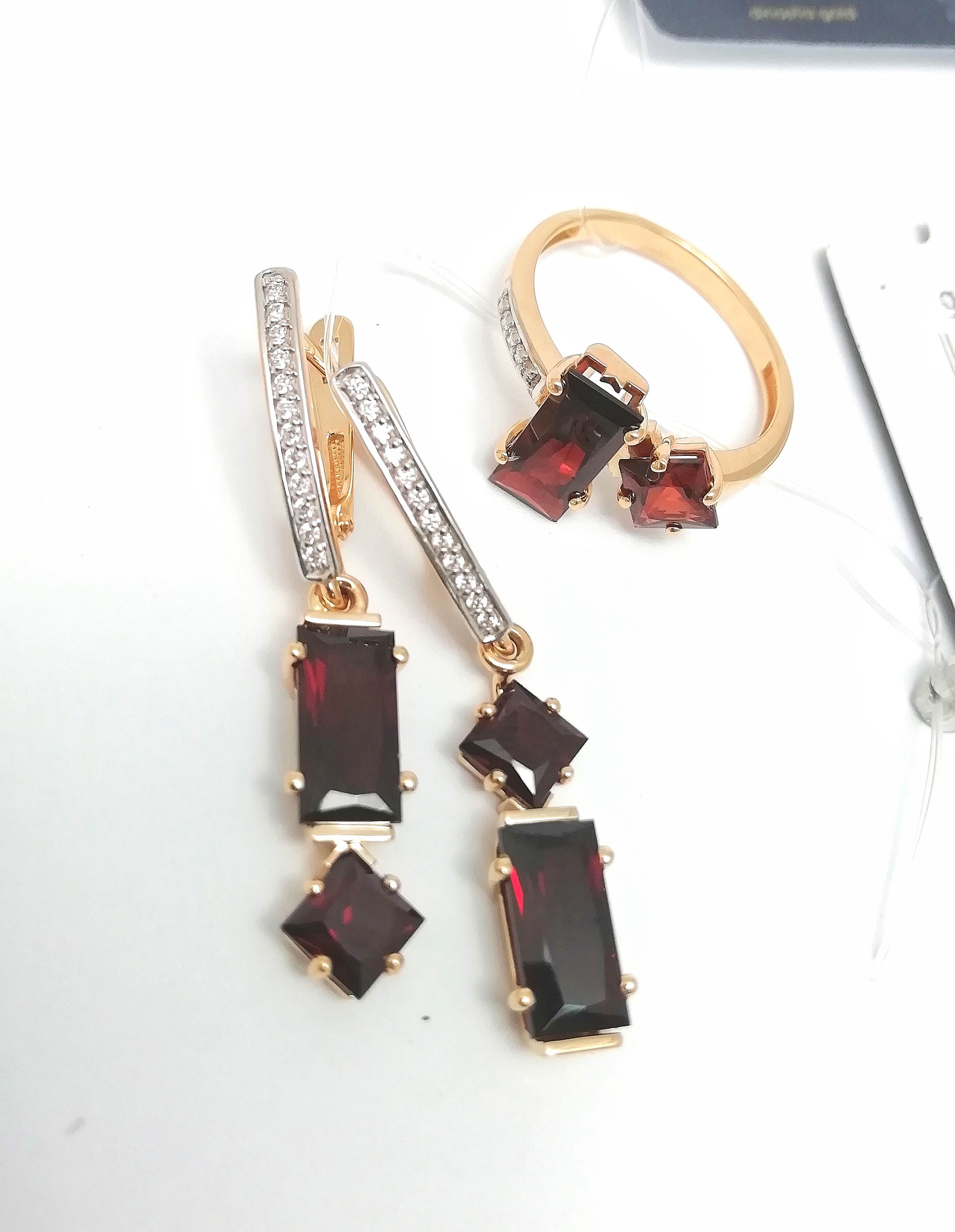 КОМПЛЕКТ: ЗОЛОТЫЕ СЕРЬГИ И КОЛЬЦО С ГРАНАТОМ 7,27 ГРАММ