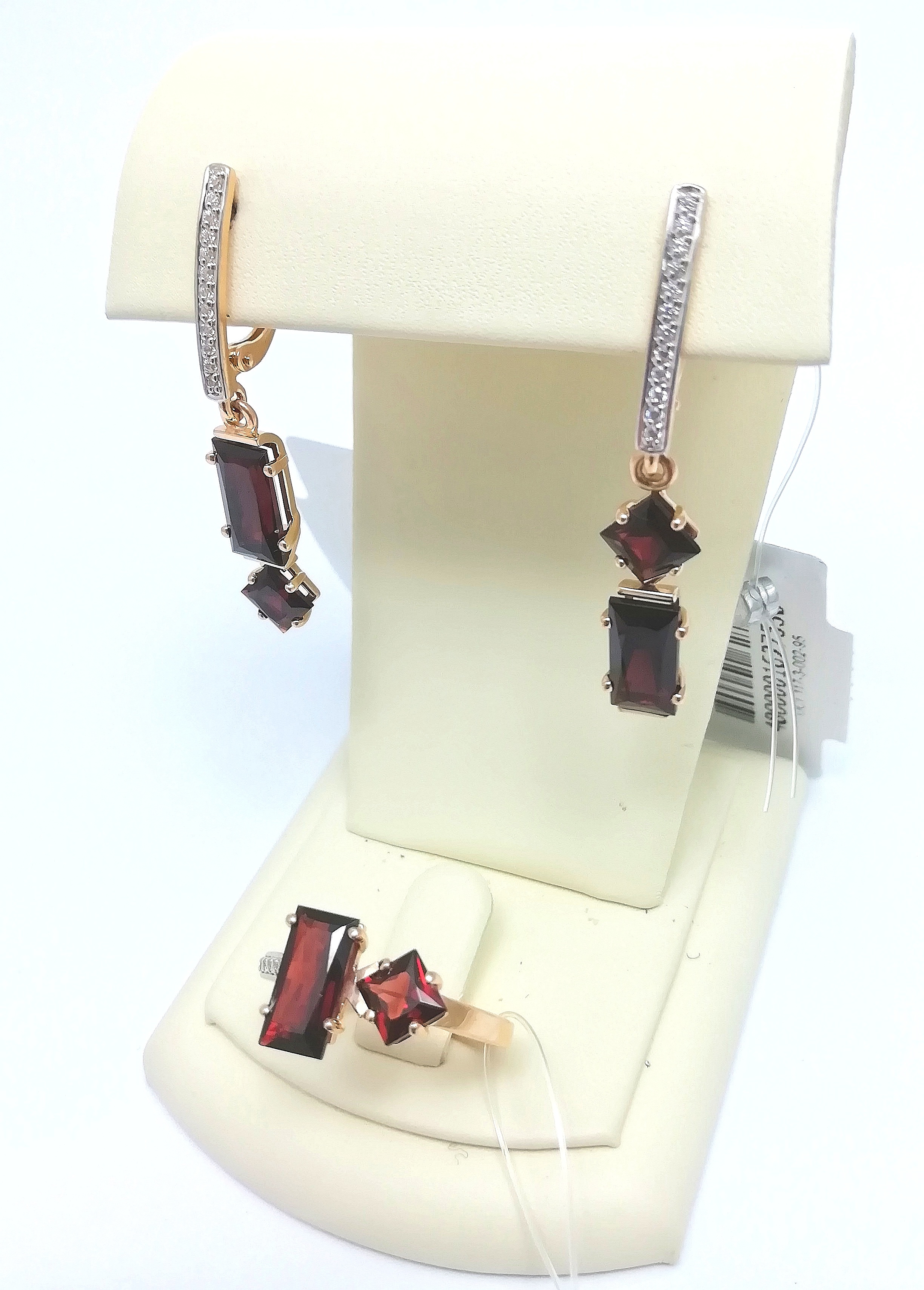 КОМПЛЕКТ: ЗОЛОТЫЕ СЕРЬГИ И КОЛЬЦО С ГРАНАТОМ 7,27 ГРАММ