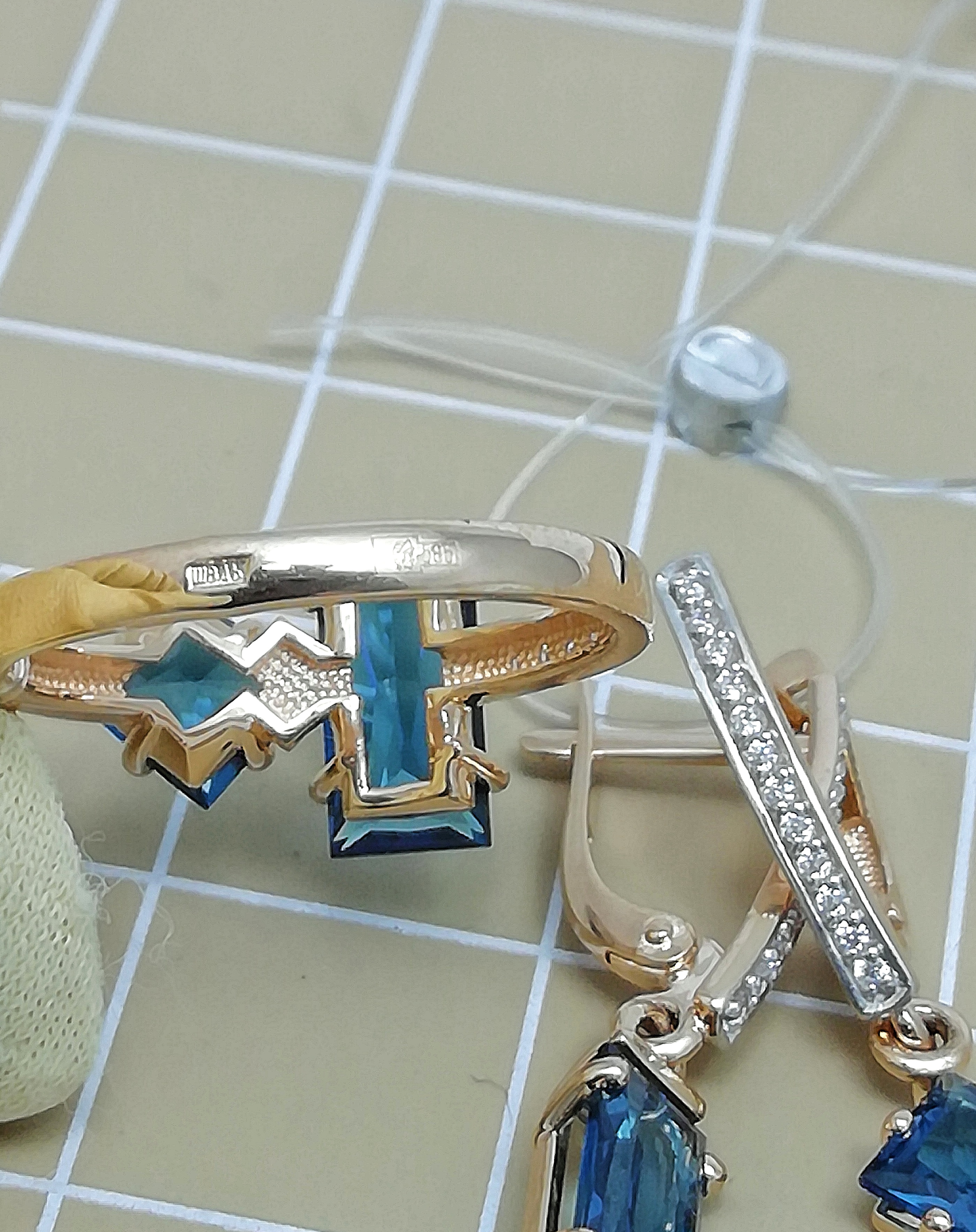 КОМПЛЕКТ: ЗОЛОТЫЕ СЕРЬГИ И КОЛЬЦО 6,68 ГРАММ