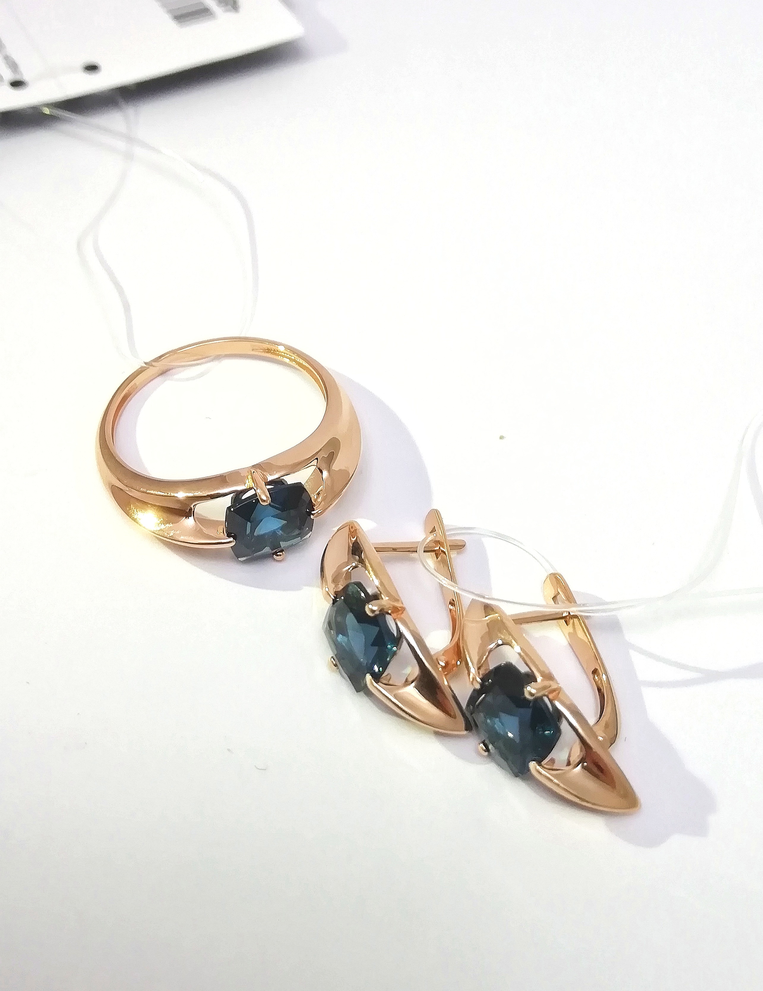 ЗОЛОТОЙ КОМПЛЕКТ: СЕРЬГИ И КОЛЬЦО С ЛОНДОН ТОПАЗОМ  5,03 грамм