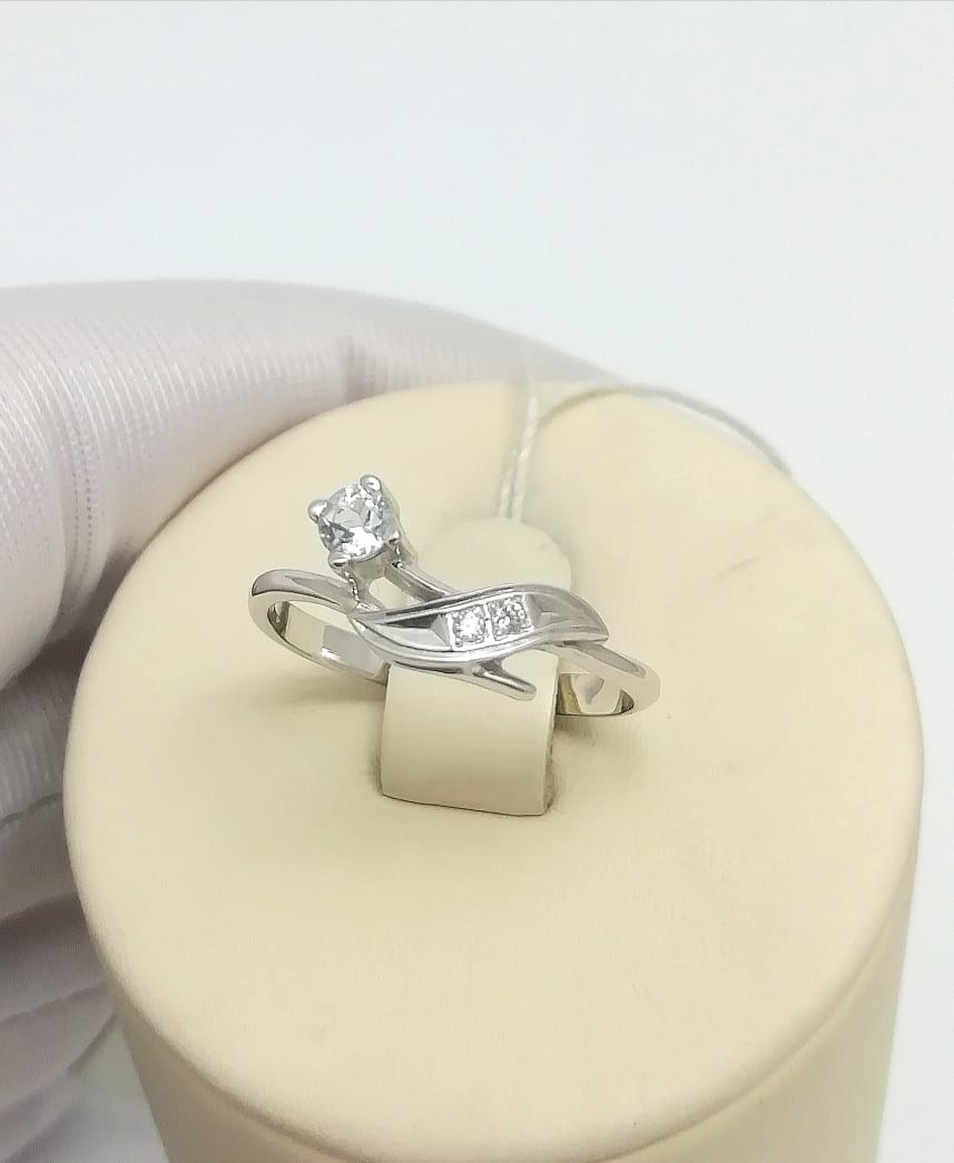 Золотое кольцо, вставка бриллиант