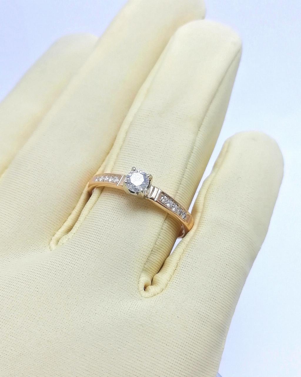 Золотое кольцо женское, вставка бриллиант