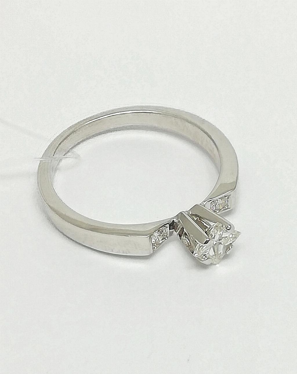 Золотое кольцо, вставка бриллиант