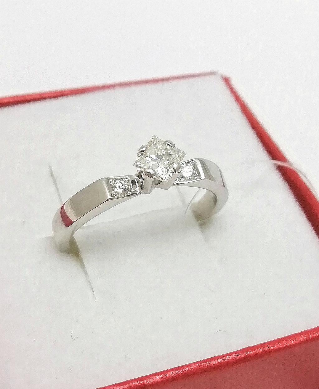 Золотое кольцо, вставка бриллиант