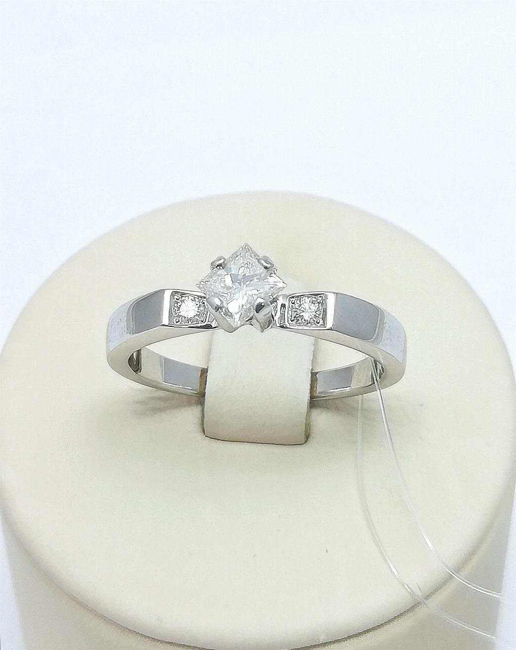 Золотое кольцо, вставка бриллиант