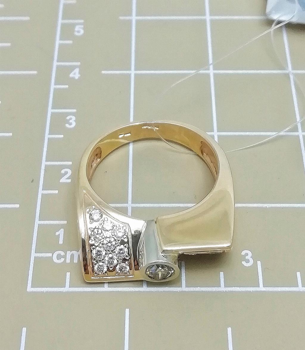 Золотое кольцо крупное, вставка бриллиант