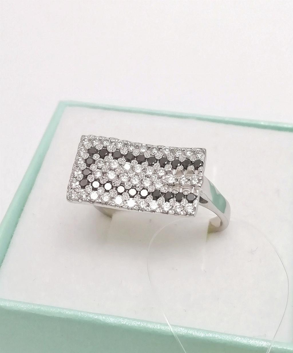 Золотое кольцо крупное, вставка бриллиант