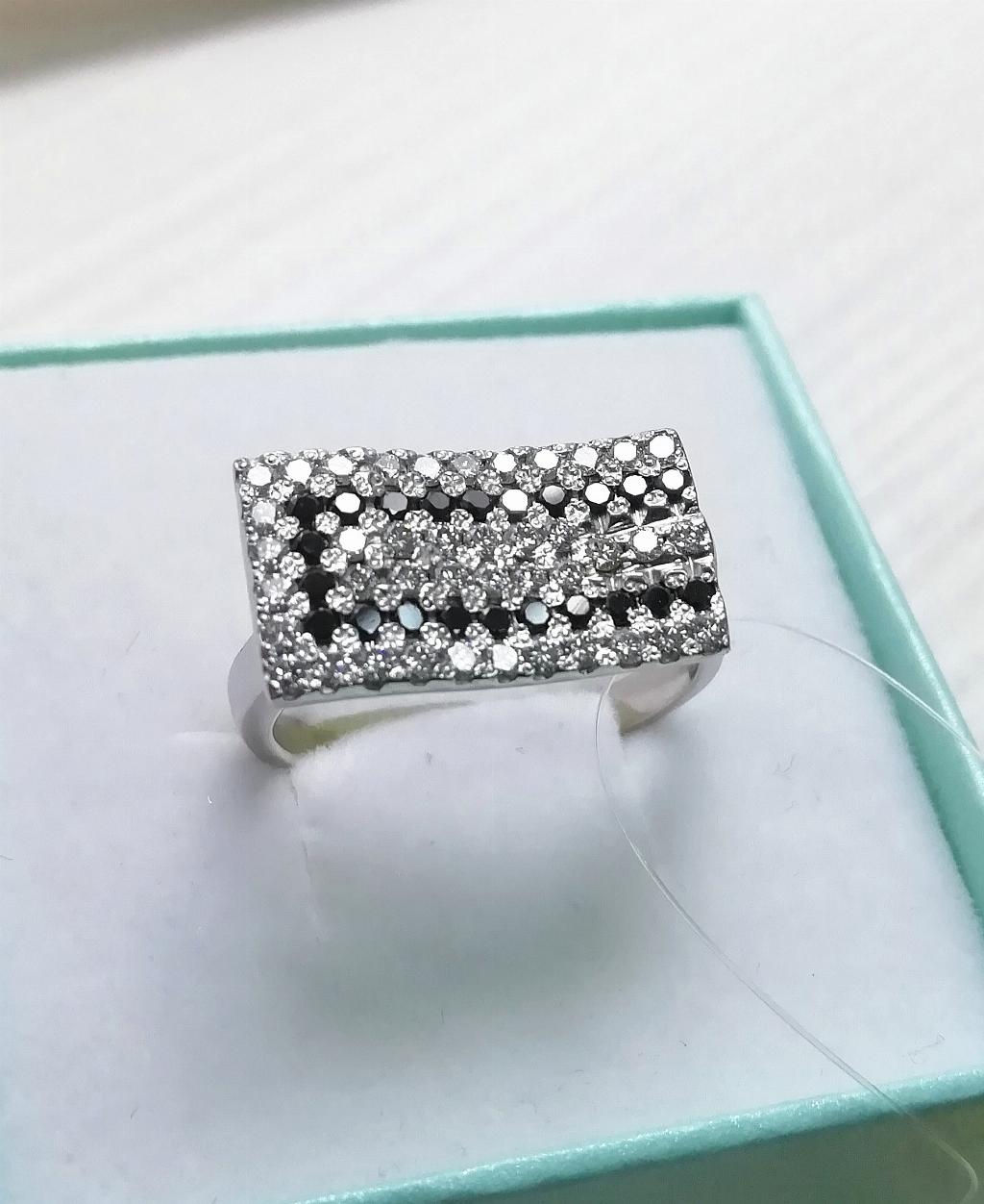 Золотое кольцо крупное, вставка бриллиант