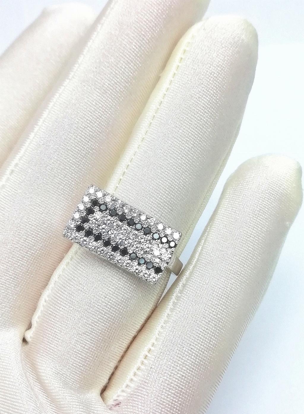 Золотое кольцо крупное, вставка бриллиант