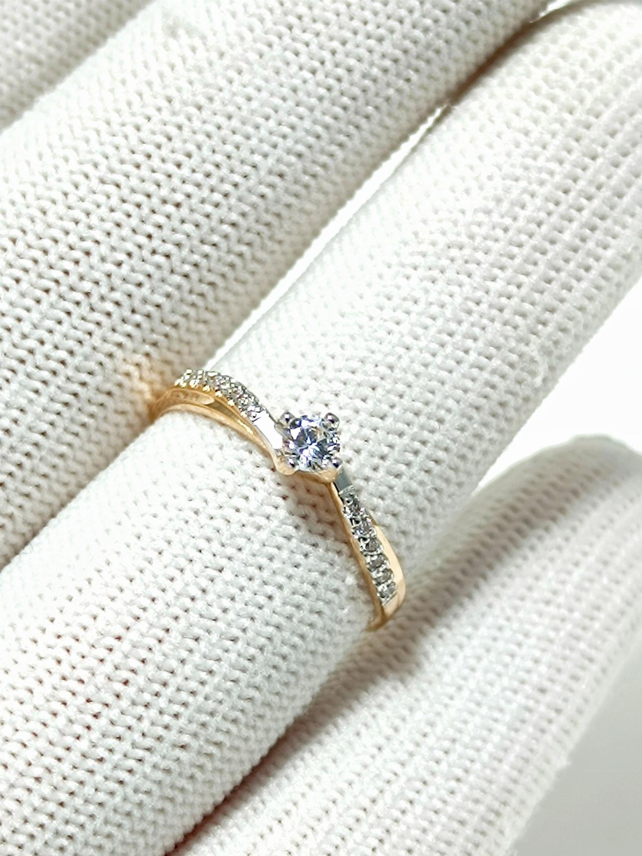 Золотое кольцо женское, вставка фианит