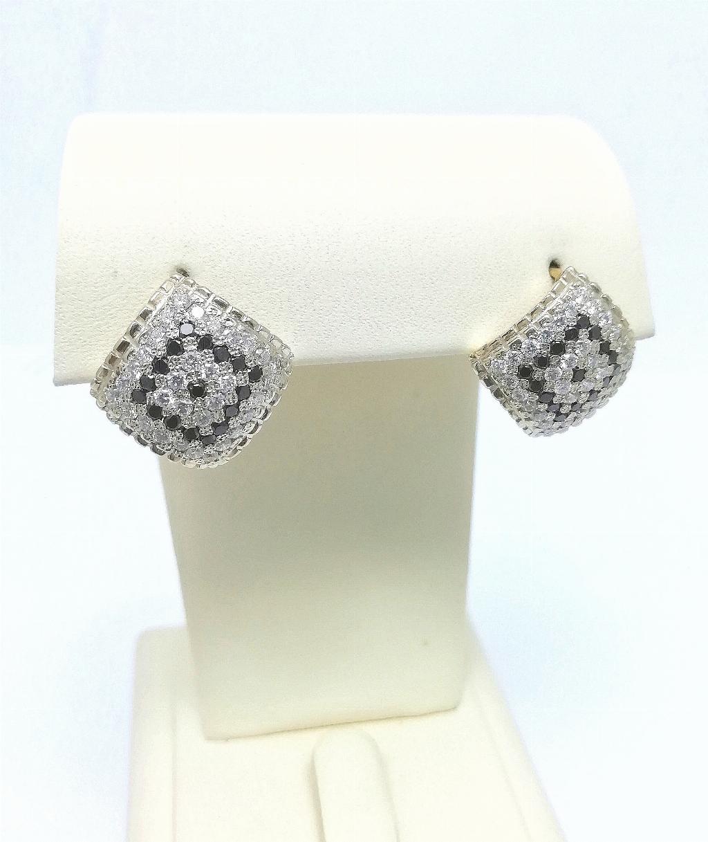 Золотые серьги, вставка бриллиант