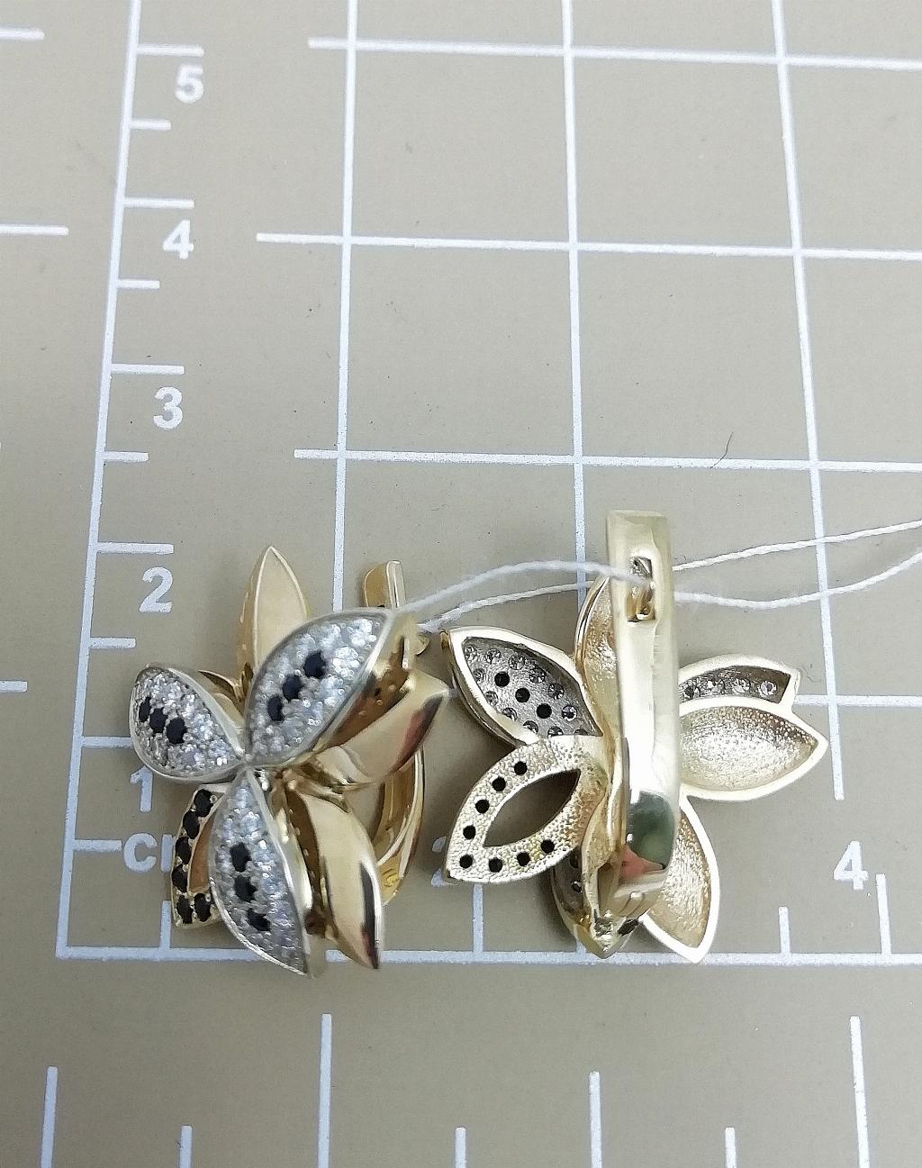 Золотые серьги, вставка бриллиант