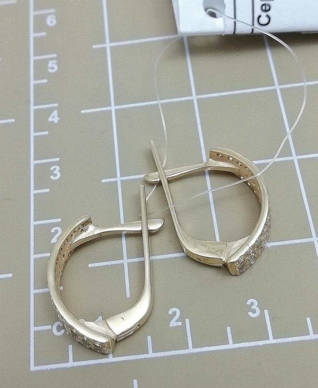 Золотые серьги дорожки, вставка бриллиант