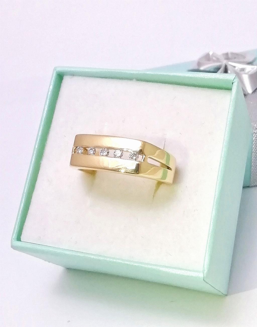 Золотое кольцо, вставка бриллиант