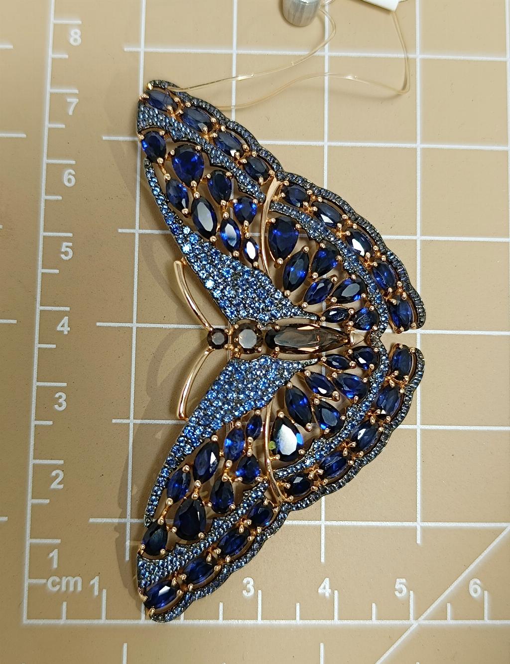 Золотая брошь женская, вставка сапфир