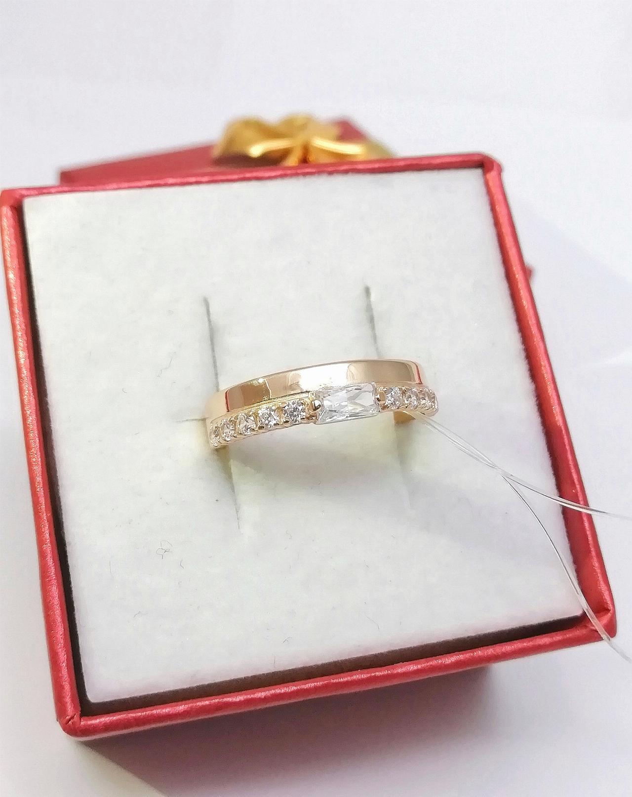 Золотое кольцо женское, вставка фианит